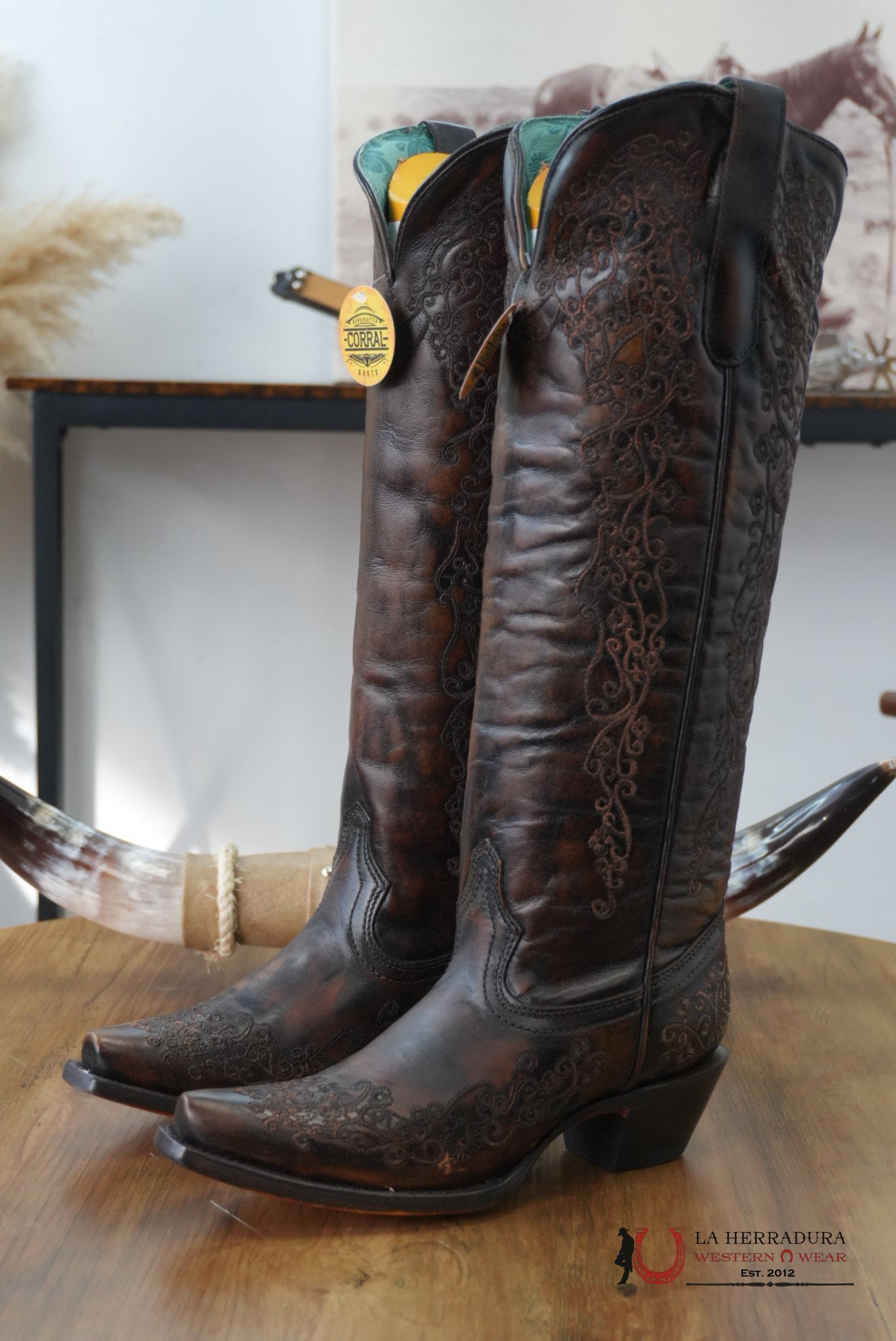 WOMENS CORRAL TALL BOOT BLACK/HONEY FLORAL EMB. BOTAS MUJERES