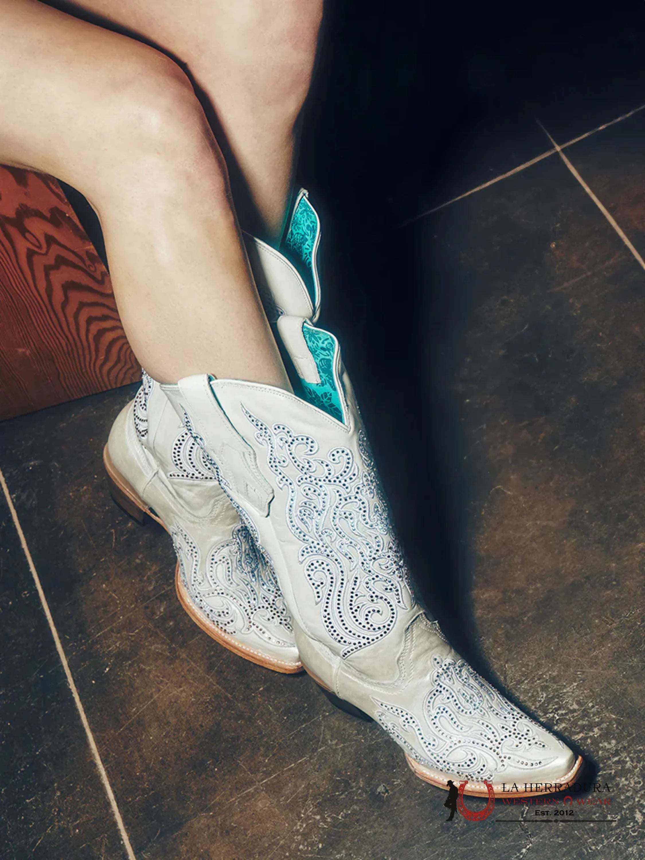 CORRAL WHITE EMBROIDERY & CRYSTALS POINT TOE -C4103 BOTAS MUJERES