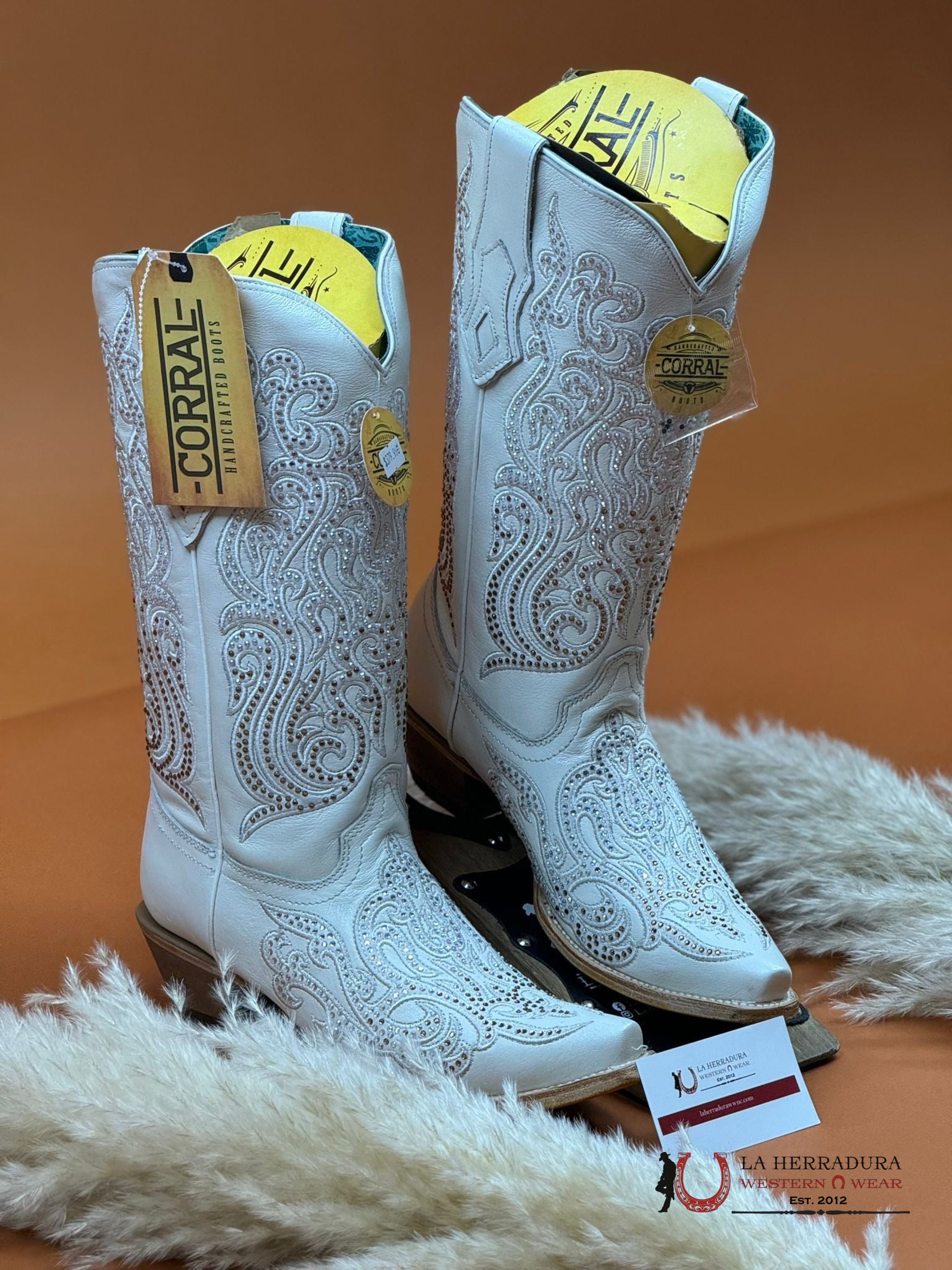 Corral White Embroidery & Crystals Point Toe Boot C4103 Botas Mujeres