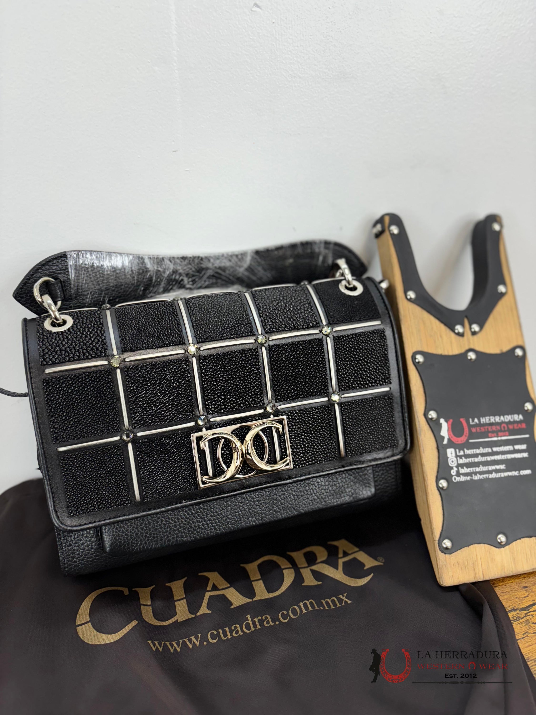 Cuadra Black Mantarraya Square Bag Ropa Mujeres