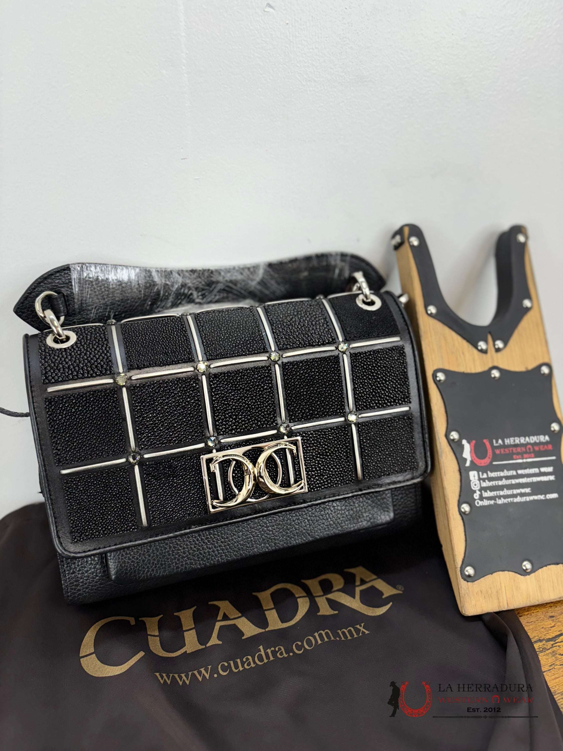 Cuadra Black Mantarraya Square Bag Ropa Mujeres