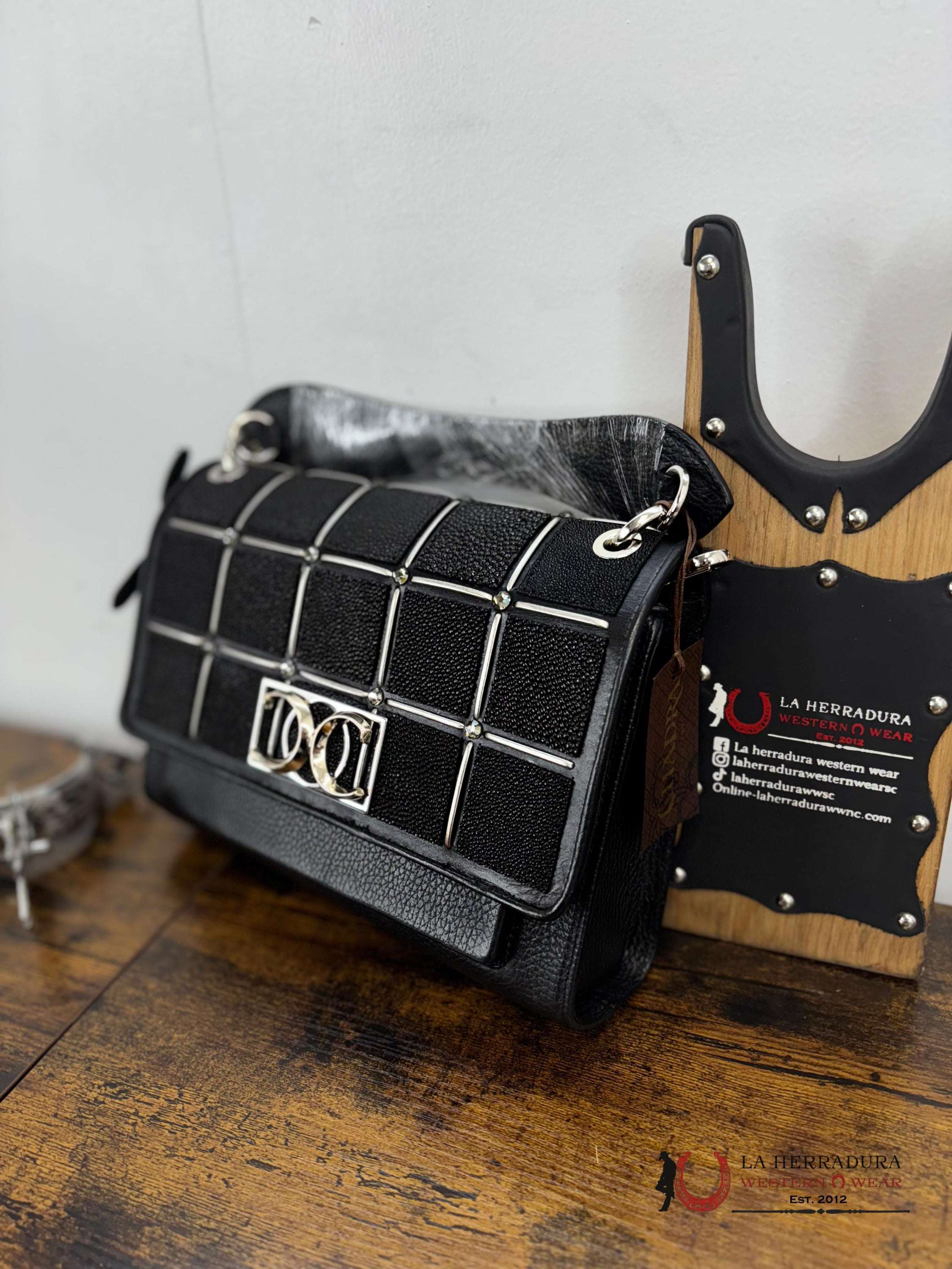 Cuadra Black Mantarraya Square Bag Ropa Mujeres