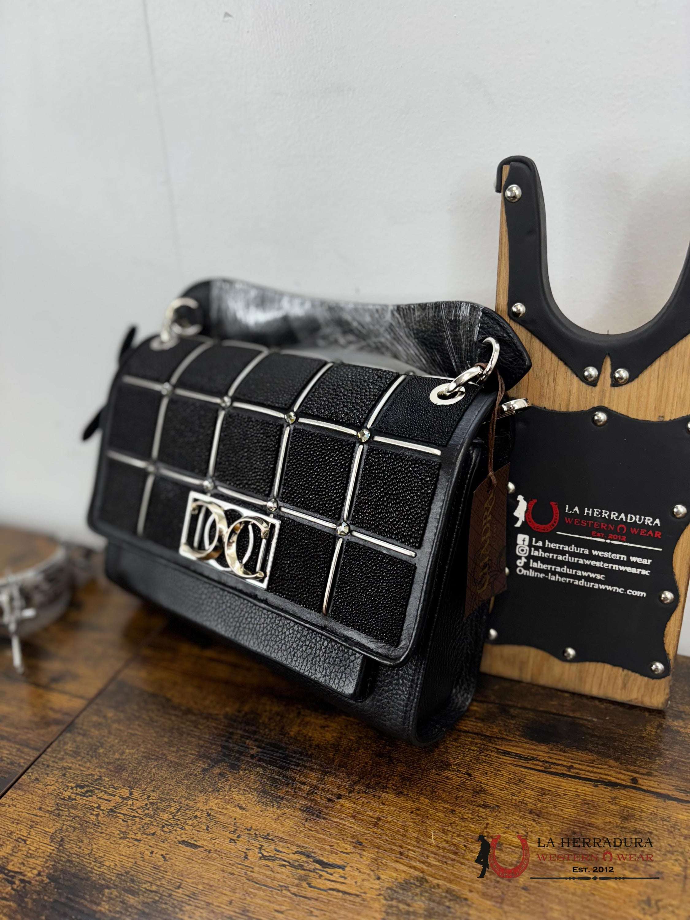 Cuadra Black Mantarraya Square Bag Ropa Mujeres