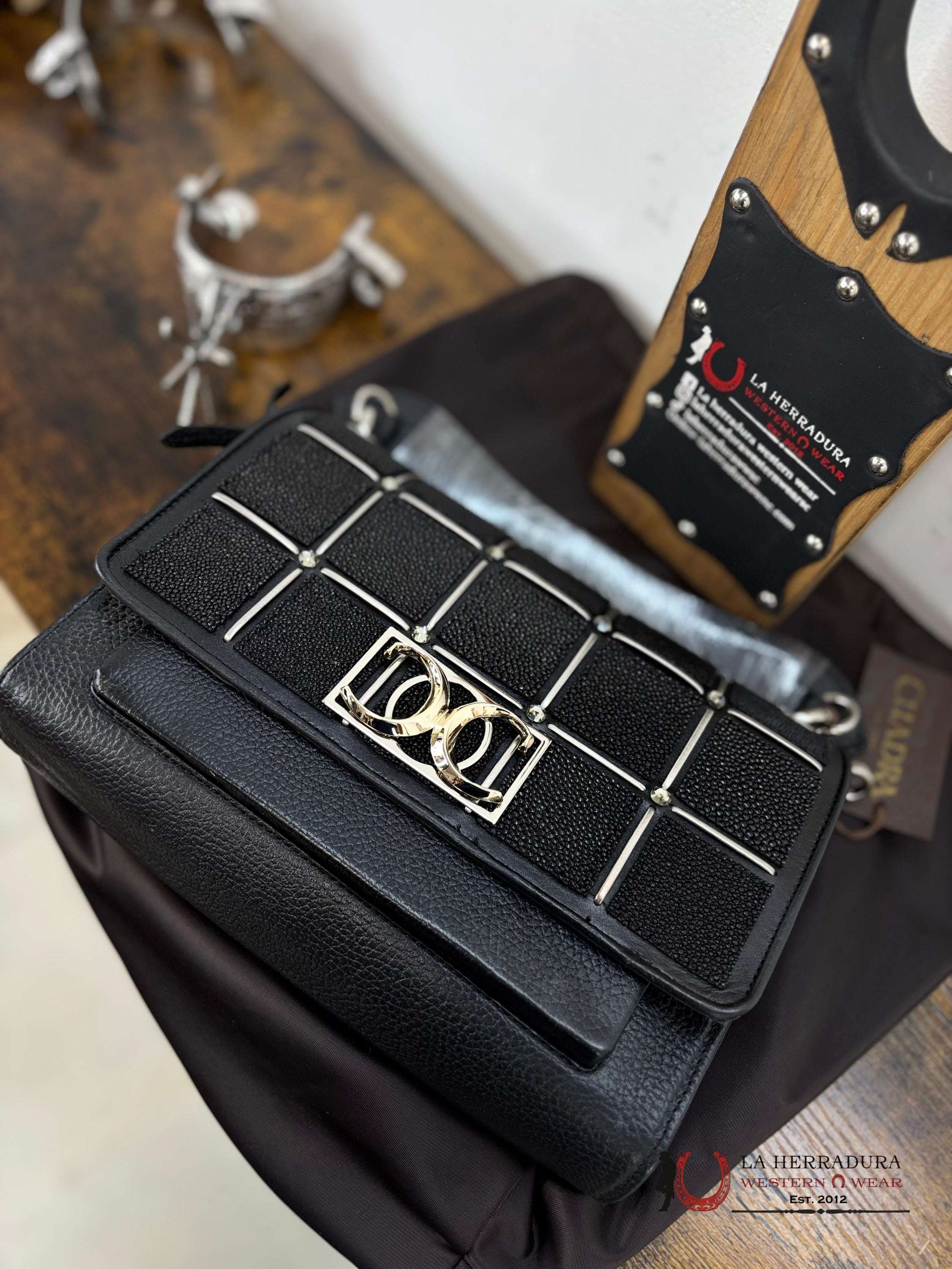 Cuadra Black Mantarraya Square Bag Ropa Mujeres