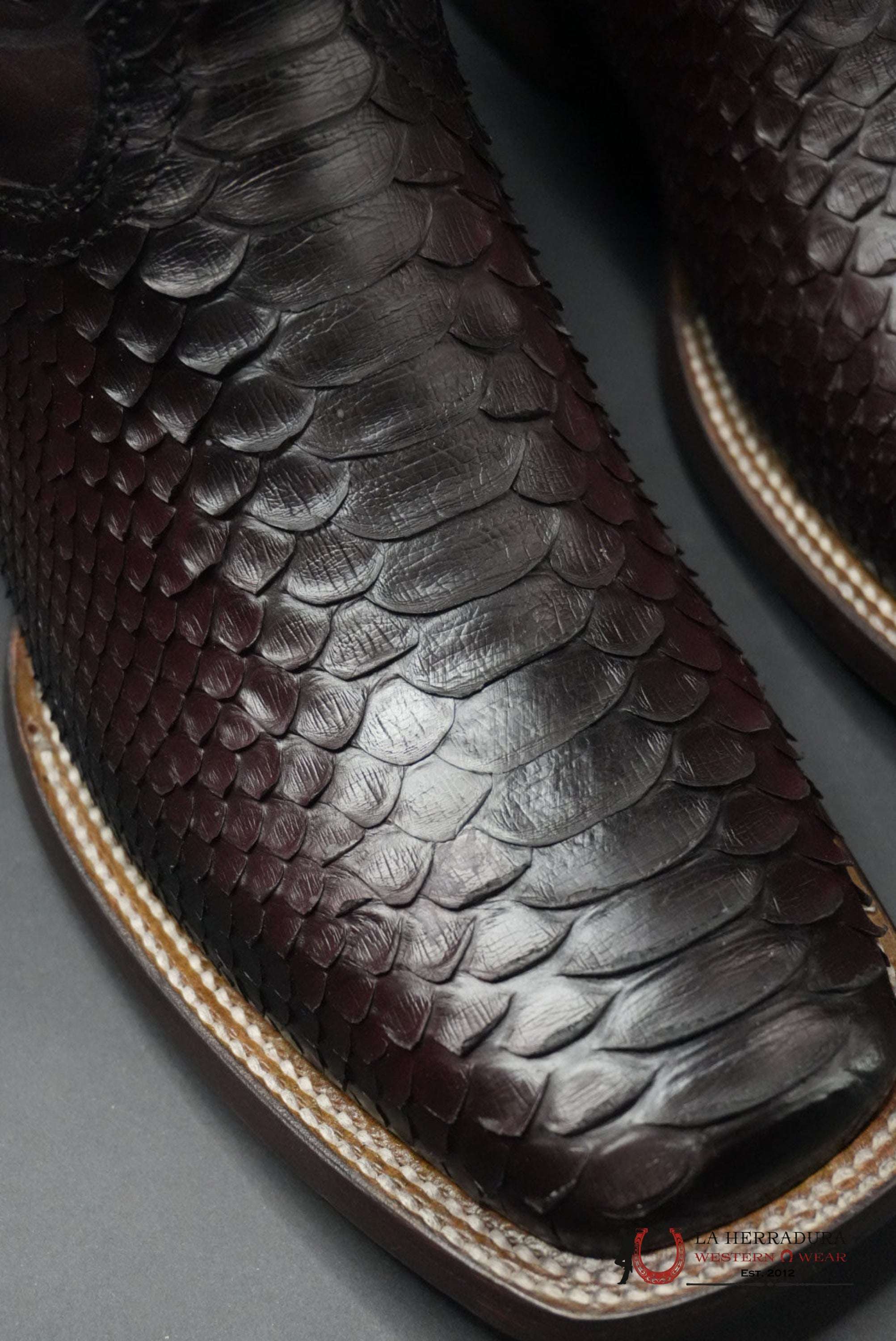 CUADRA BOOT PYTHON LISBOA CHERRY/GUINDA EMBROIDERED & LASER & WOVEN SQUARE TOE BOTAS HOMBRES