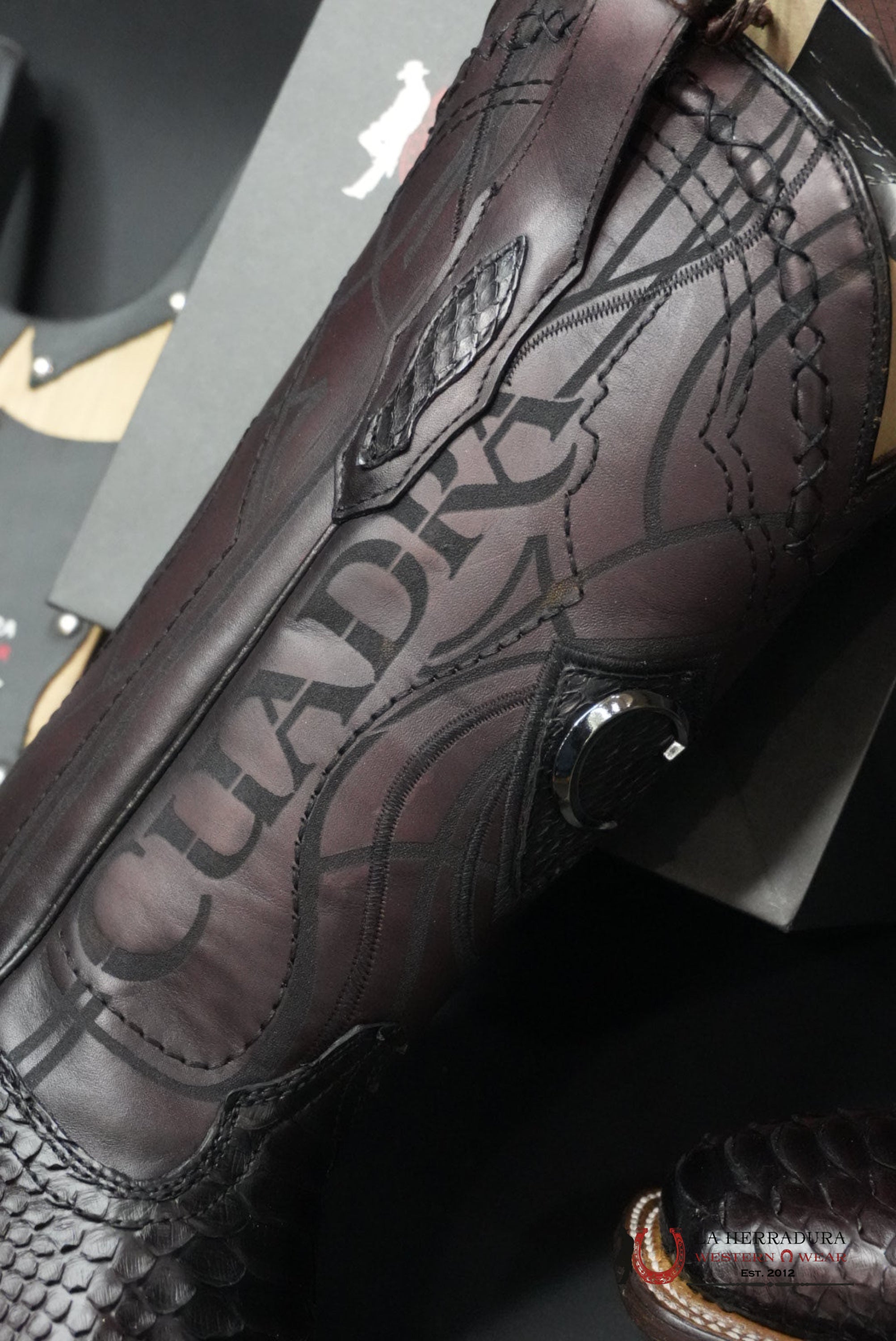 CUADRA BOOT PYTHON LISBOA CHERRY/GUINDA EMBROIDERED & LASER & WOVEN SQUARE TOE BOTAS HOMBRES