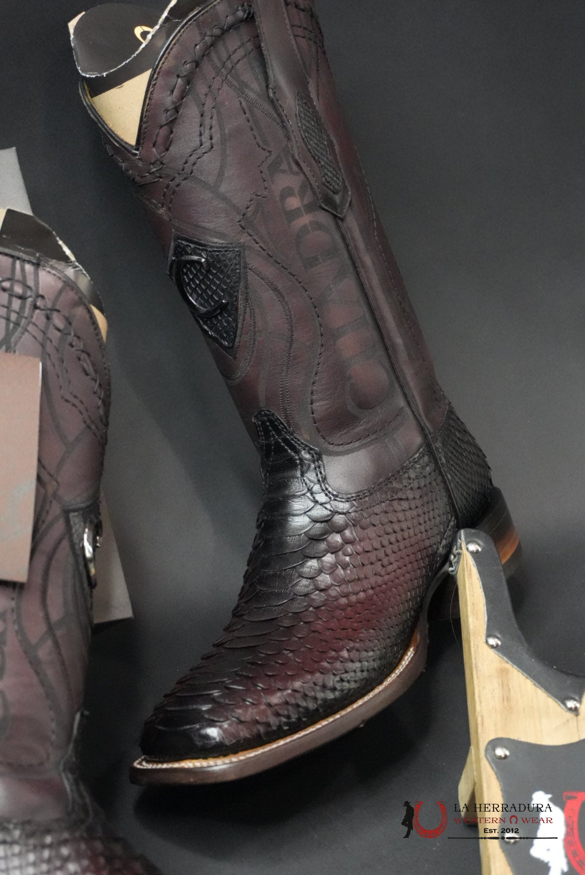 CUADRA BOOT PYTHON LISBOA CHERRY/GUINDA EMBROIDERED & LASER & WOVEN SQUARE TOE BOTAS HOMBRES