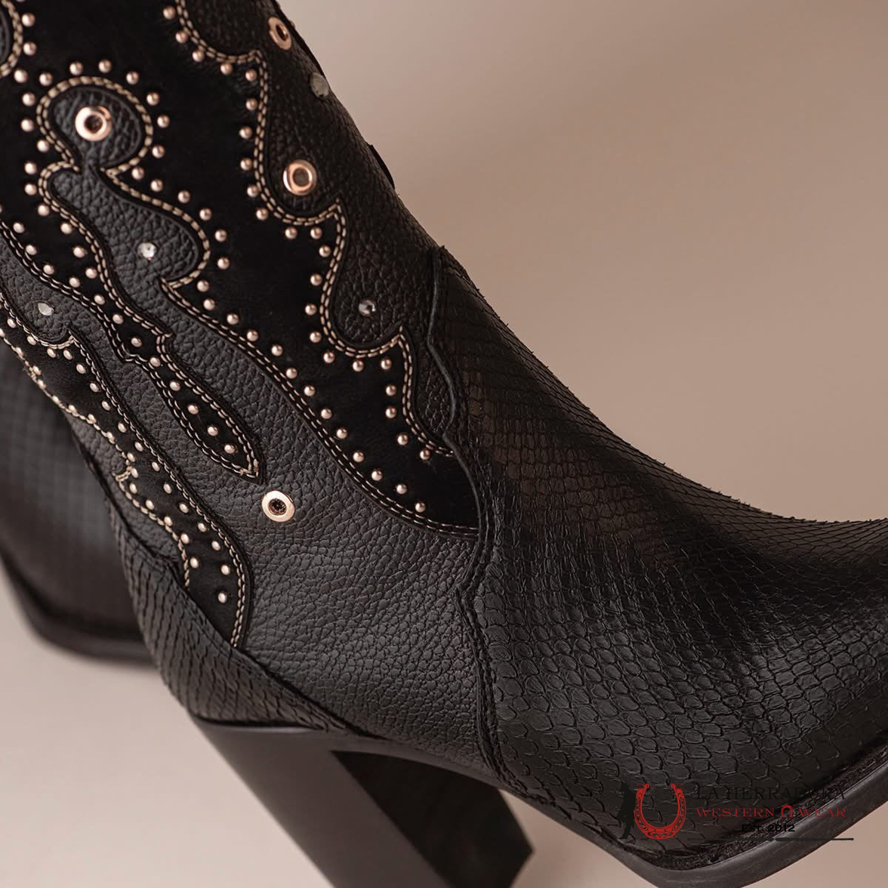 Cuadra Bota De Pitón Belly Plunge Negro Emb. & Studs Pointed Toe Botas Mujeres