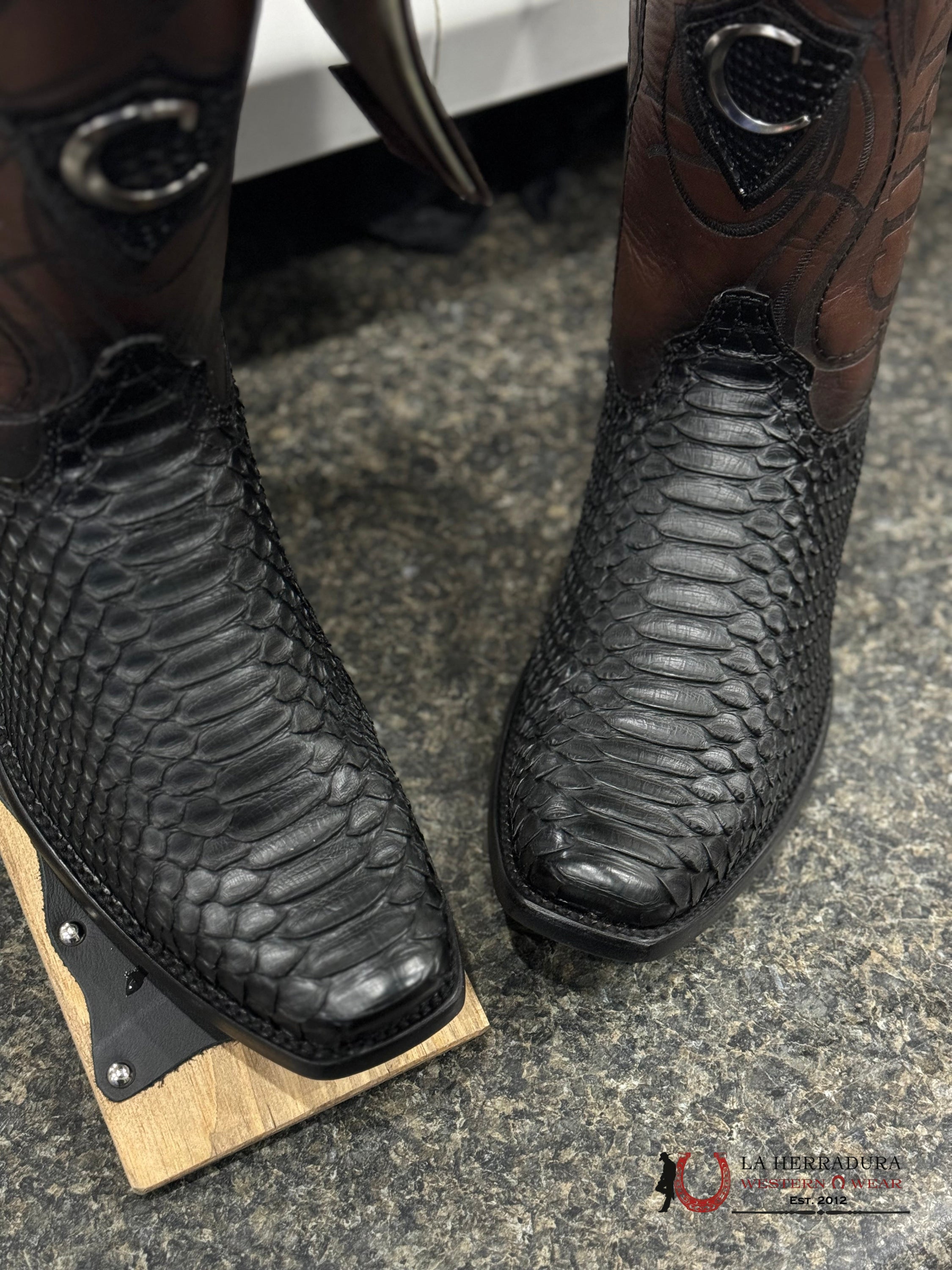 Cuadra Boots Python Plunge Black Laser & Embroidered Narrow Square Toe Botas Hombres