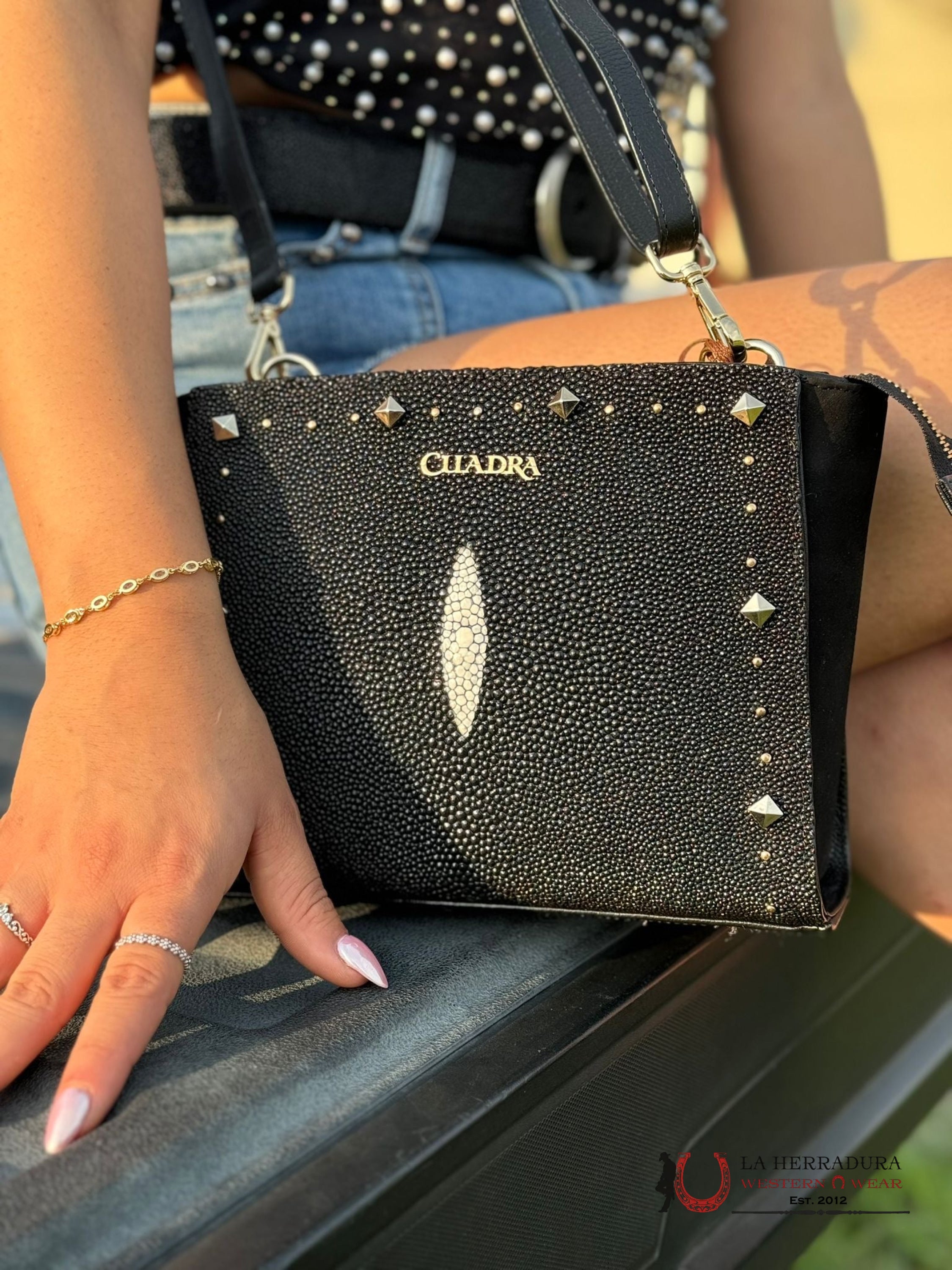 Cuadra Mantarraya Black Studs Bag Ropa Mujeres