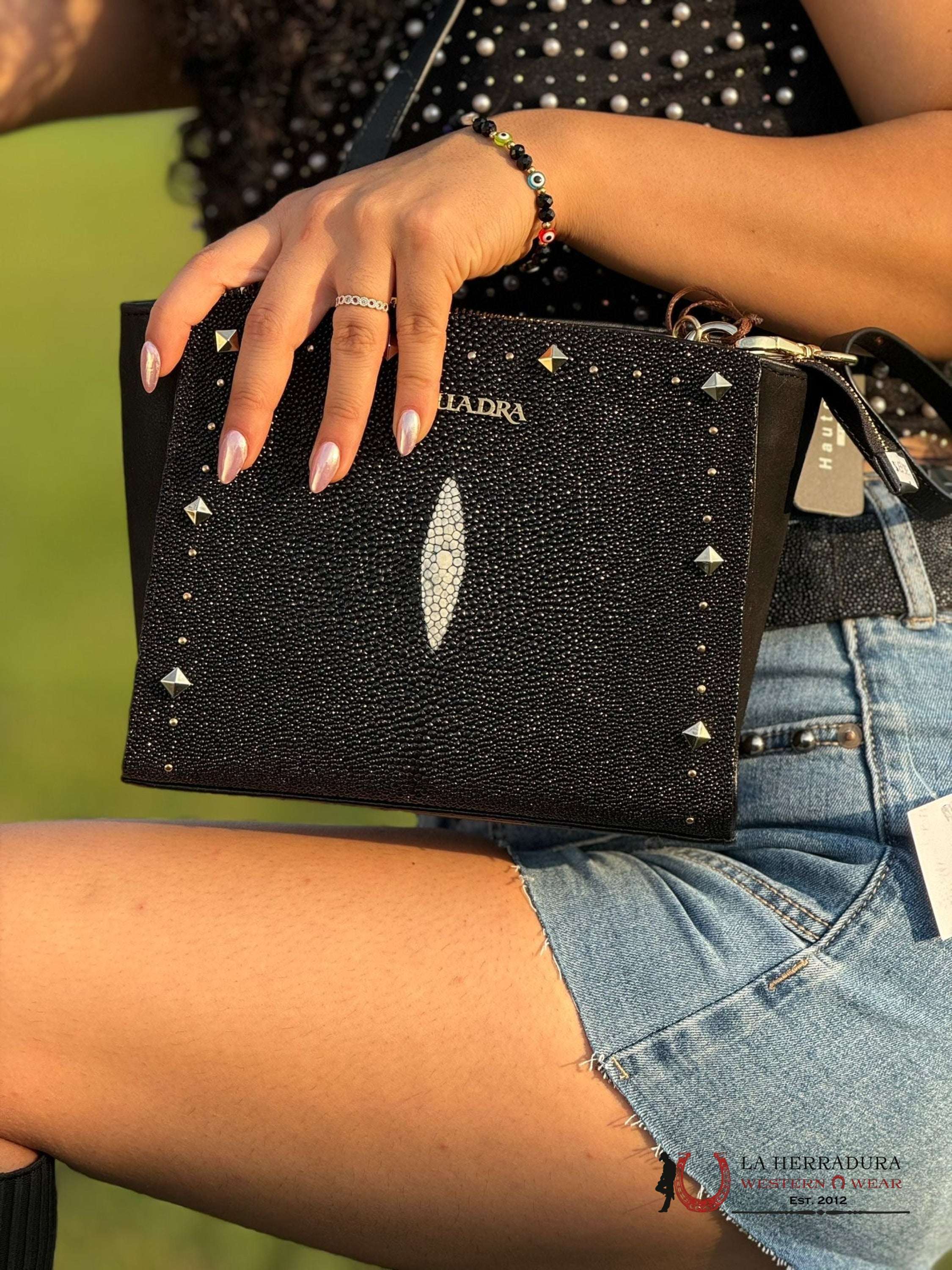 Cuadra Mantarraya Black Studs Bag Ropa Mujeres