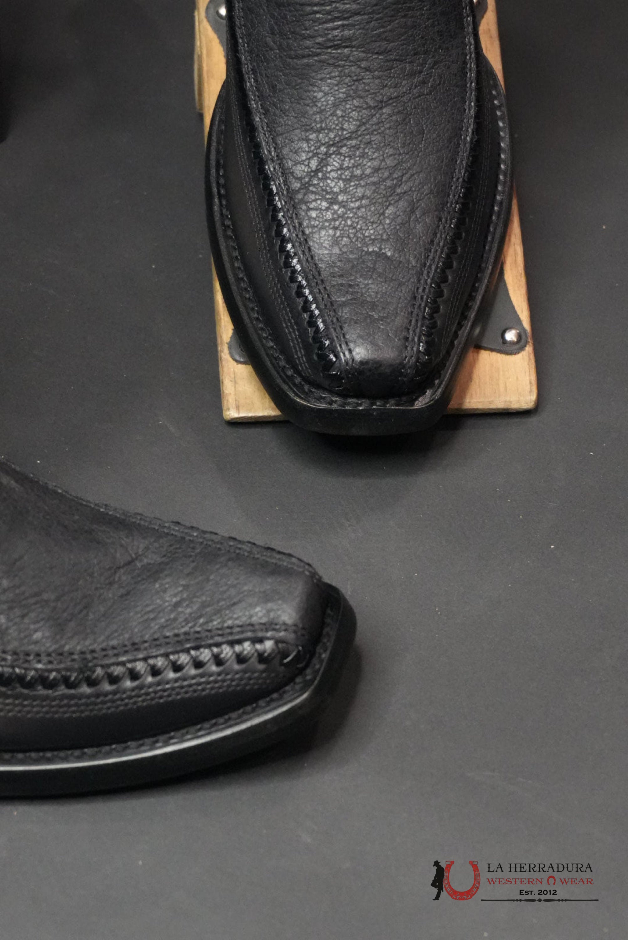 CUADRA SHORT BOOT ELEFANTE DUSTY BLACK LASER & WOVEN NARROW SQUARE TOE BOTAS HOMBRES