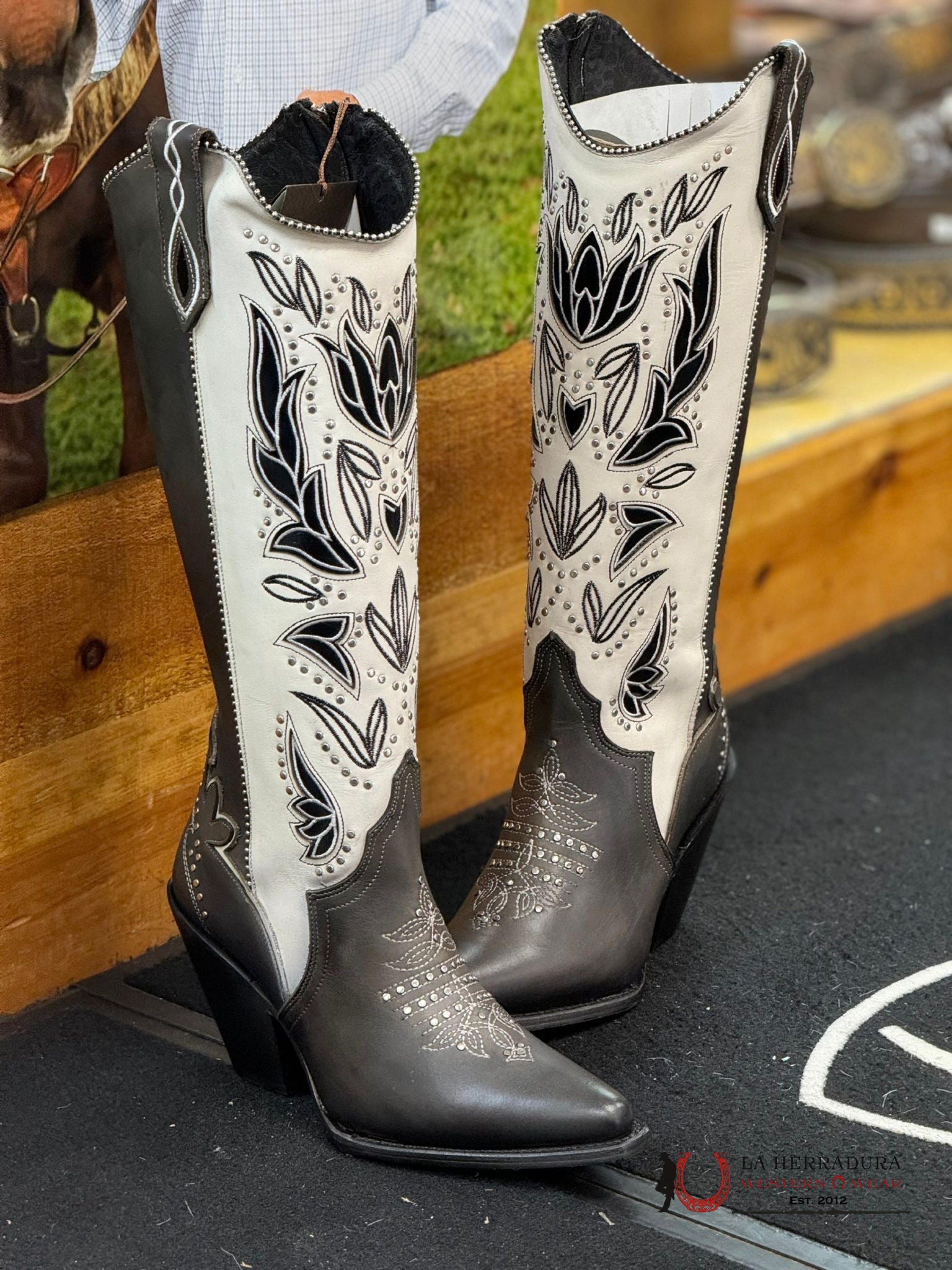 Cuadra Womens Res Crust Tokio Grey Embroidery & Cut Out Studs Snip Toe Tall Boot Botas Mujeres