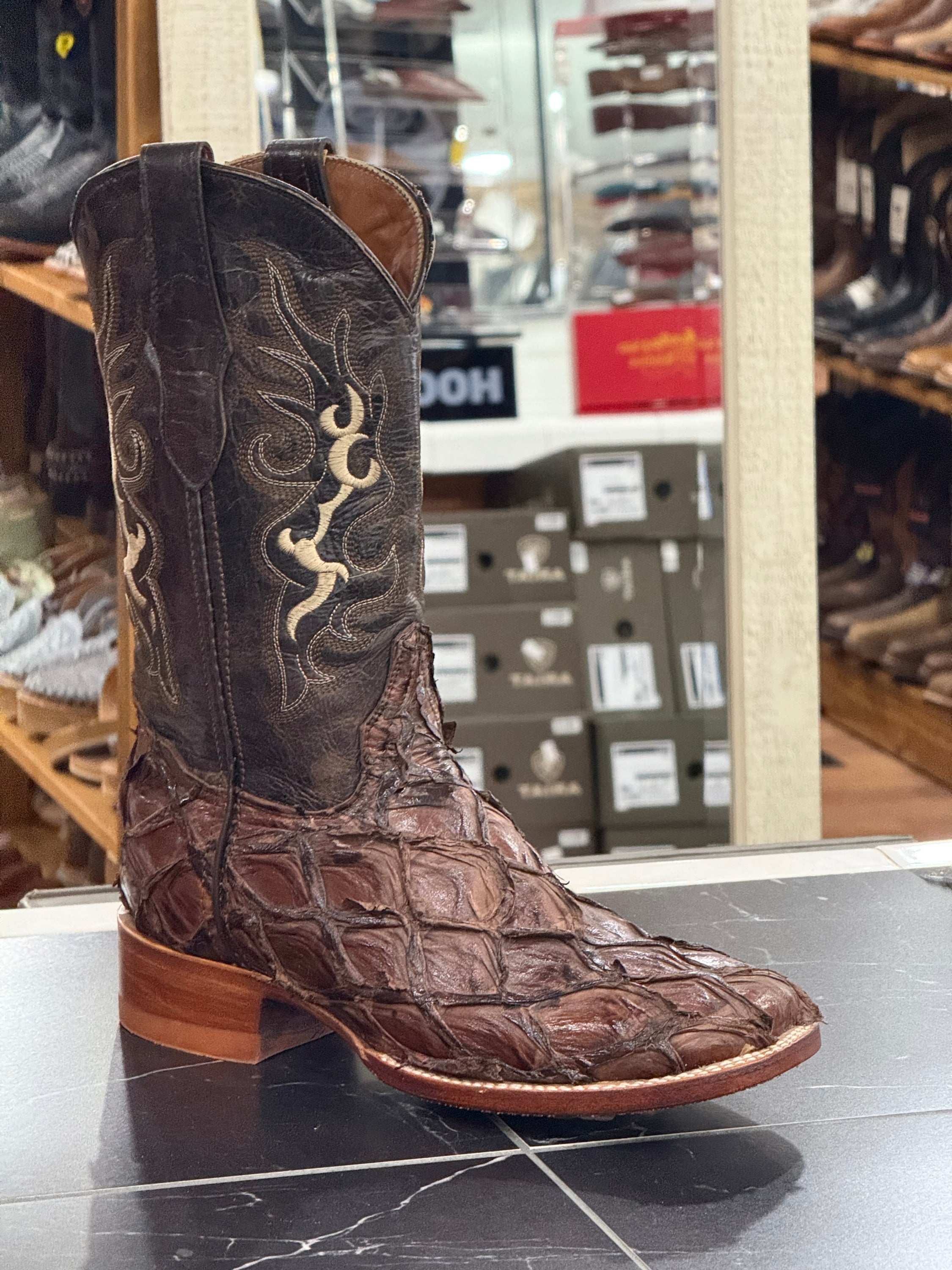 DILIGENCIA BOOT SQUARE TOE EXOTIC ARAPAIMA MUSTANG BROWN TUSCON BOTAS HOMBRES