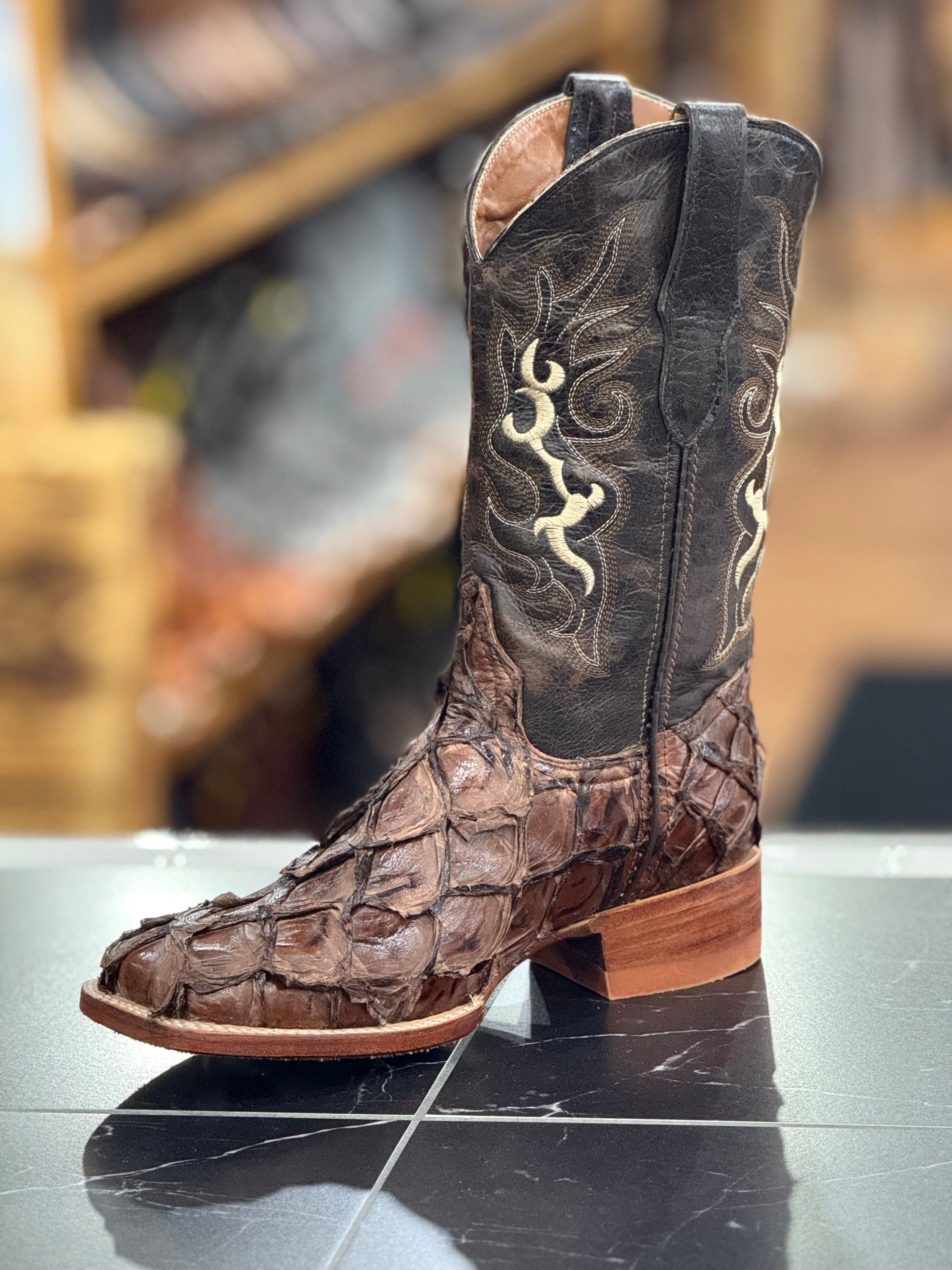 DILIGENCIA BOOT SQUARE TOE EXOTIC ARAPAIMA MUSTANG BROWN TUSCON BOTAS HOMBRES