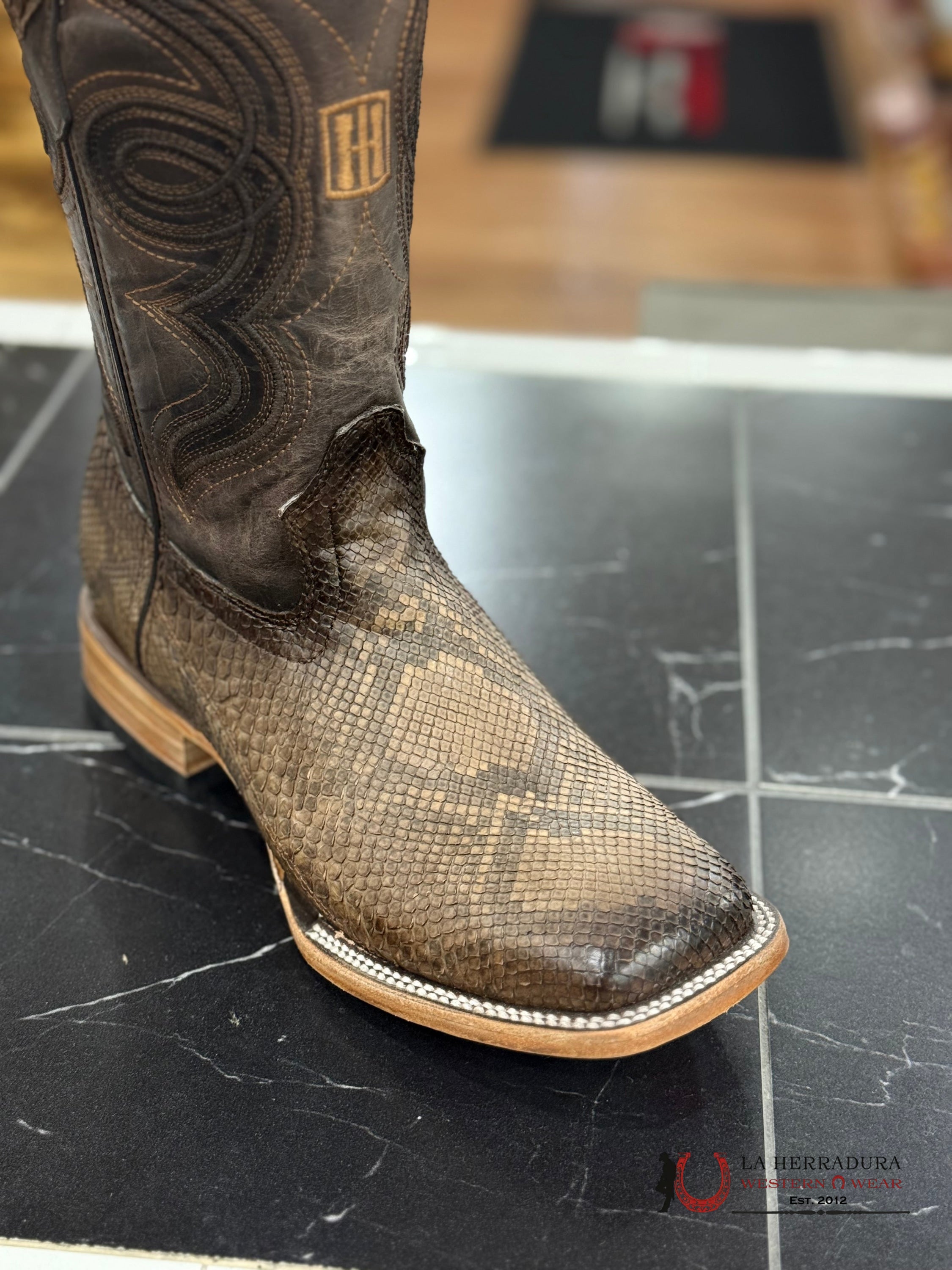 HOMETOWN EXOTIC PYTHON BELLY TAMARINDO SQ. TOE BOOT BOTAS HOMBRES