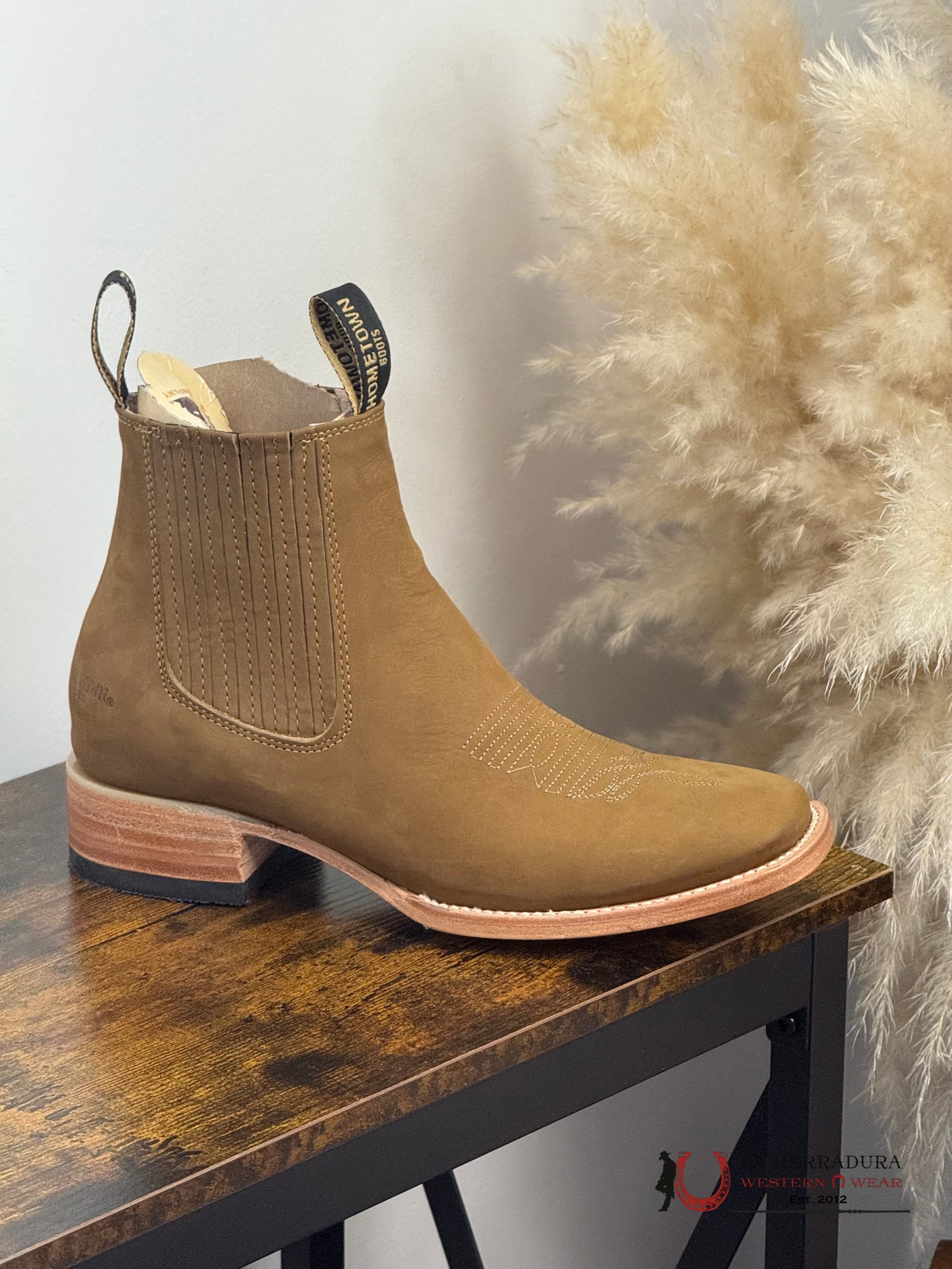 HOMETOWN SHORT BOOT NOBUCK CAPUCHINO SQ. TOE BOTAS HOMBRES