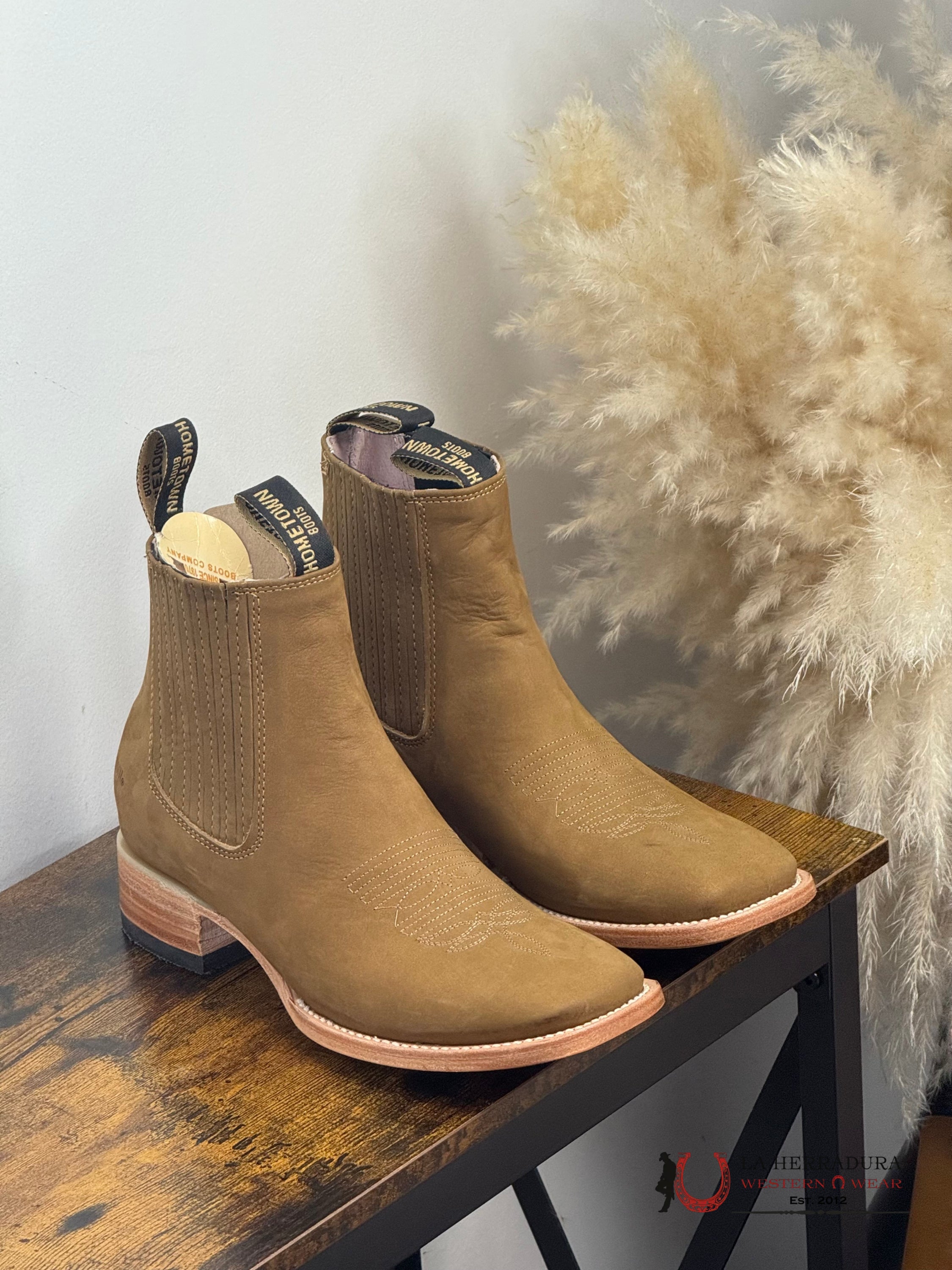 HOMETOWN SHORT BOOT NOBUCK CAPUCHINO SQ. TOE BOTAS HOMBRES