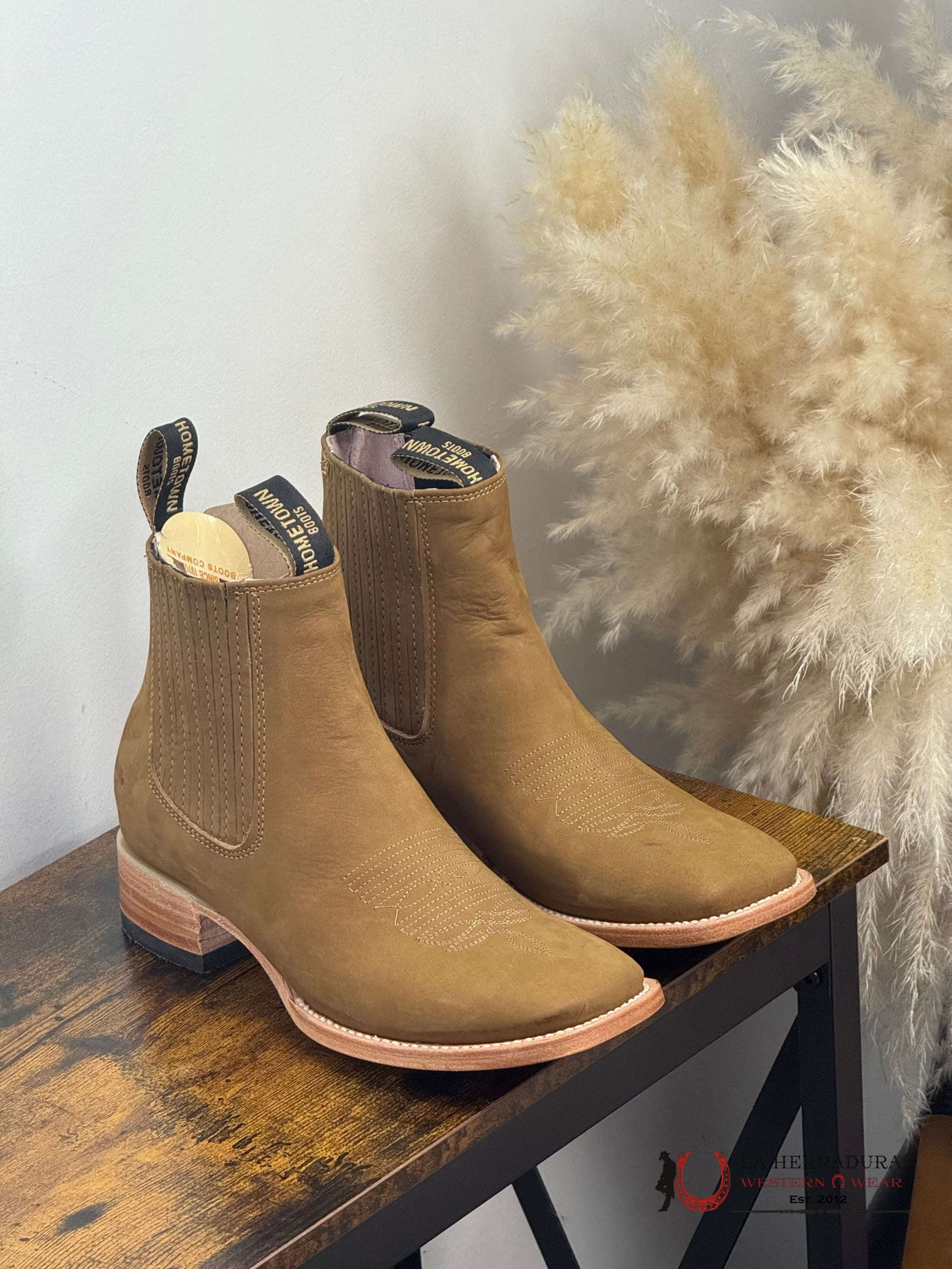 HOMETOWN SHORT BOOT NOBUCK CAPUCHINO SQ. TOE BOTAS HOMBRES