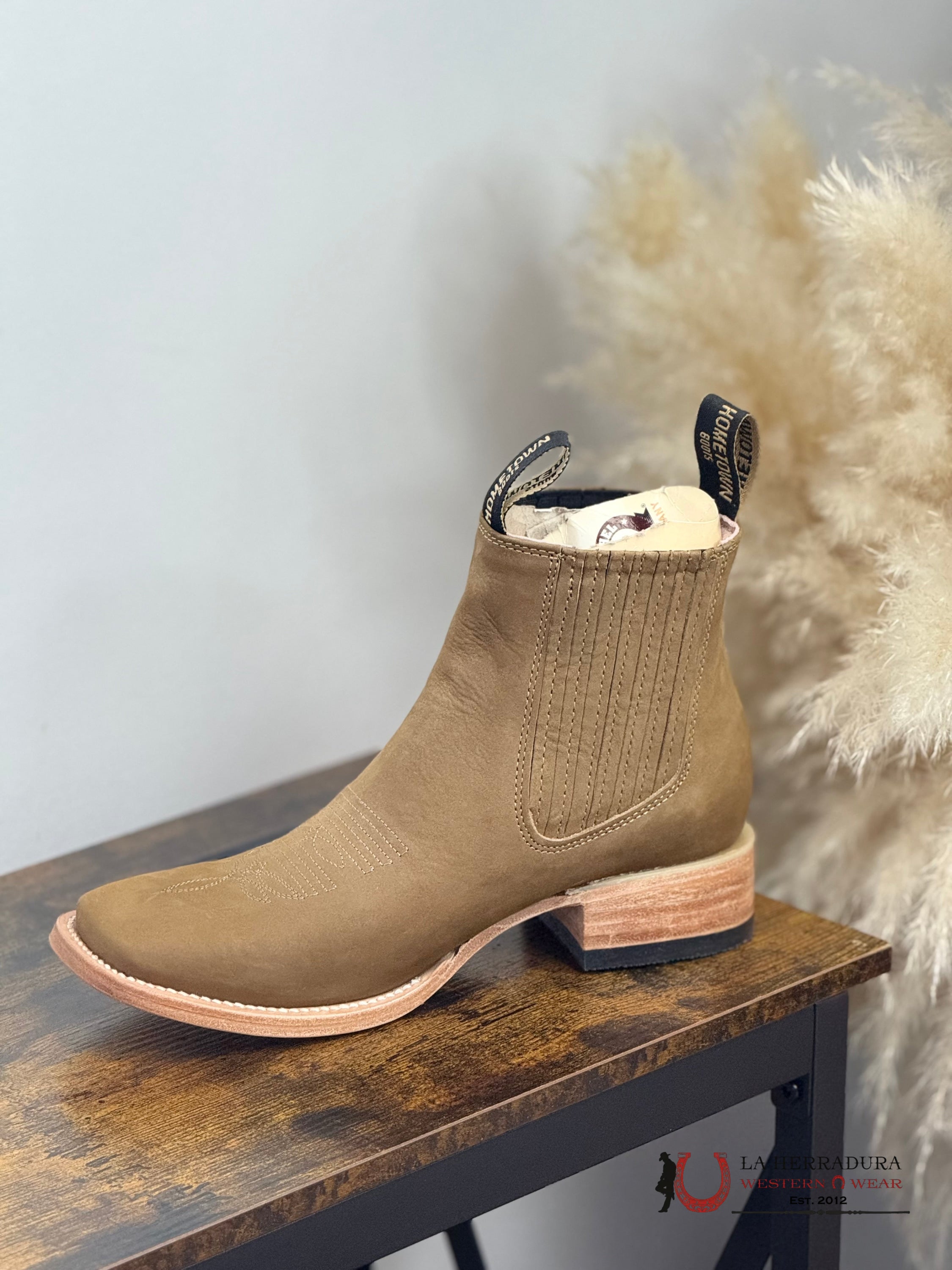 HOMETOWN SHORT BOOT NOBUCK CAPUCHINO SQ. TOE BOTAS HOMBRES