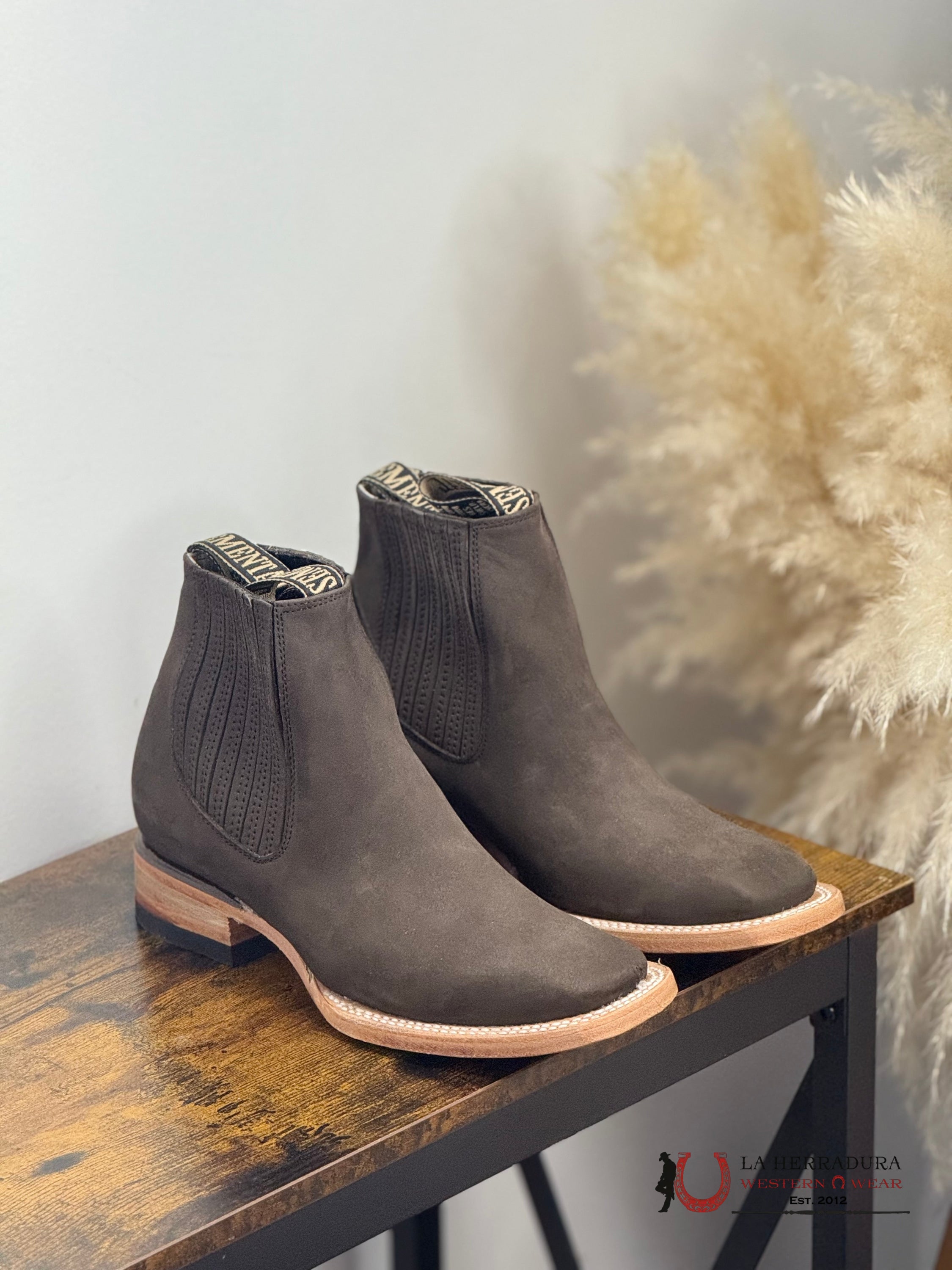 HOMETOWN SHORT BOOT NOBUCK MOKA SQ. TOE BOTAS HOMBRES