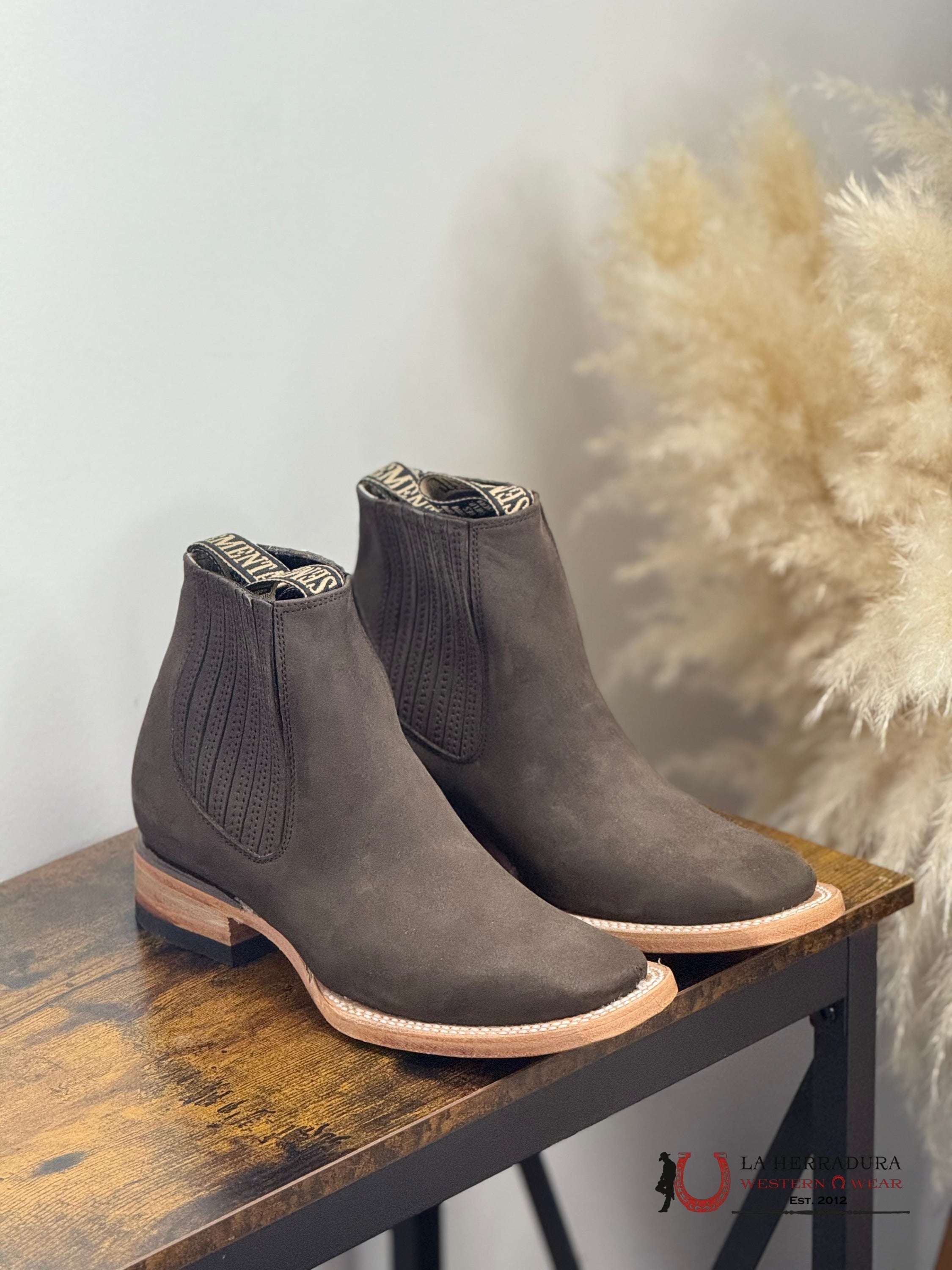 HOMETOWN SHORT BOOT NOBUCK MOKA SQ. TOE BOTAS HOMBRES
