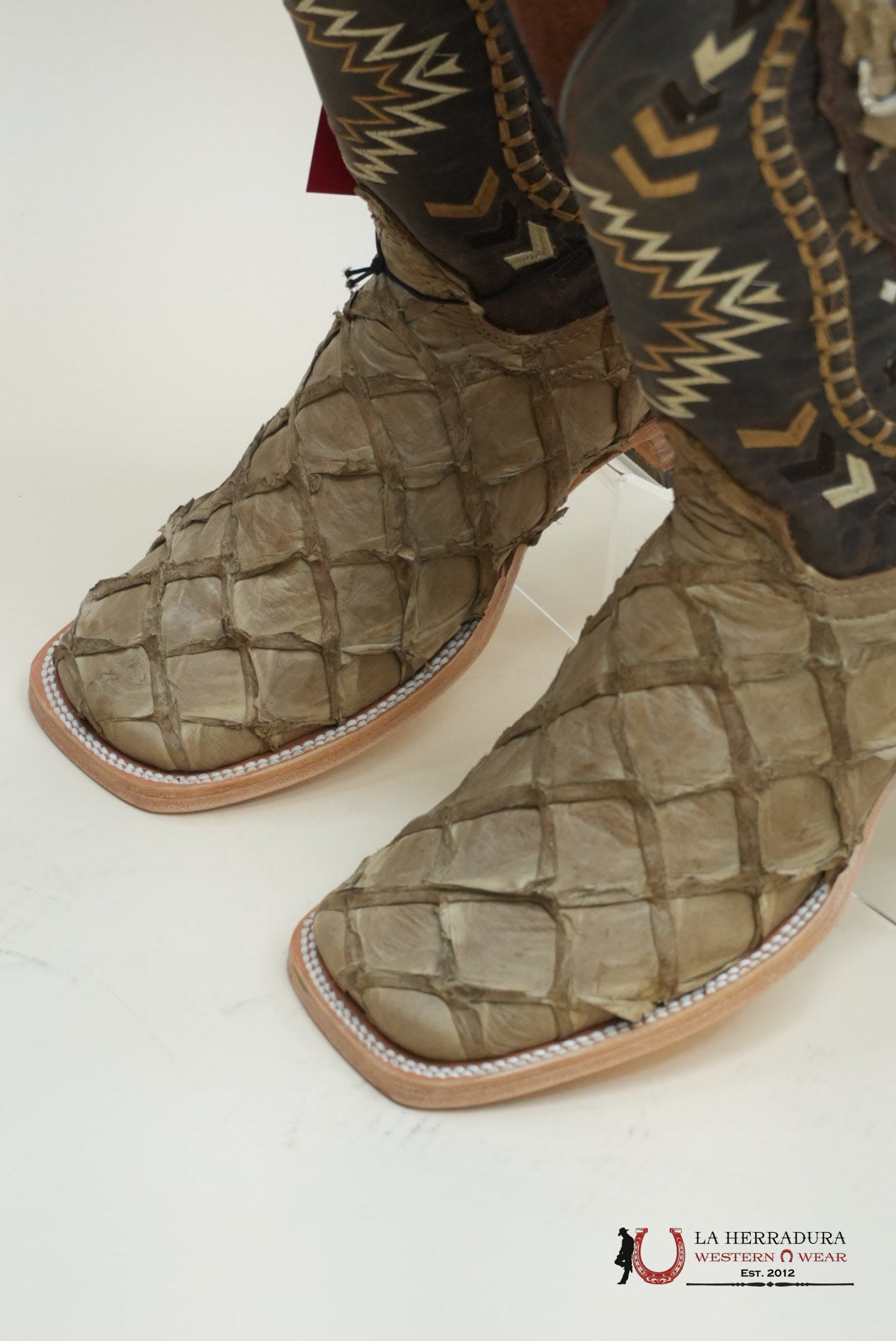 LA HERRADURA PESCADO CAMEL OF CHEROKEE MIEL BOOT BOTAS HOMBRES