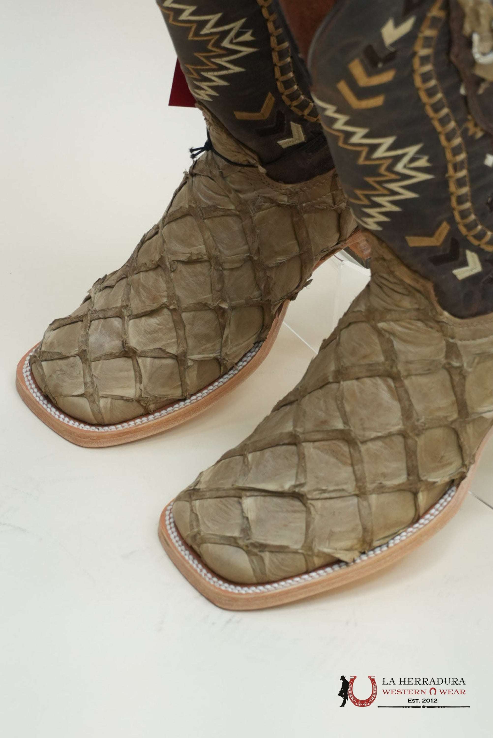 LA HERRADURA PESCADO CAMEL OF CHEROKEE MIEL BOOT BOTAS HOMBRES