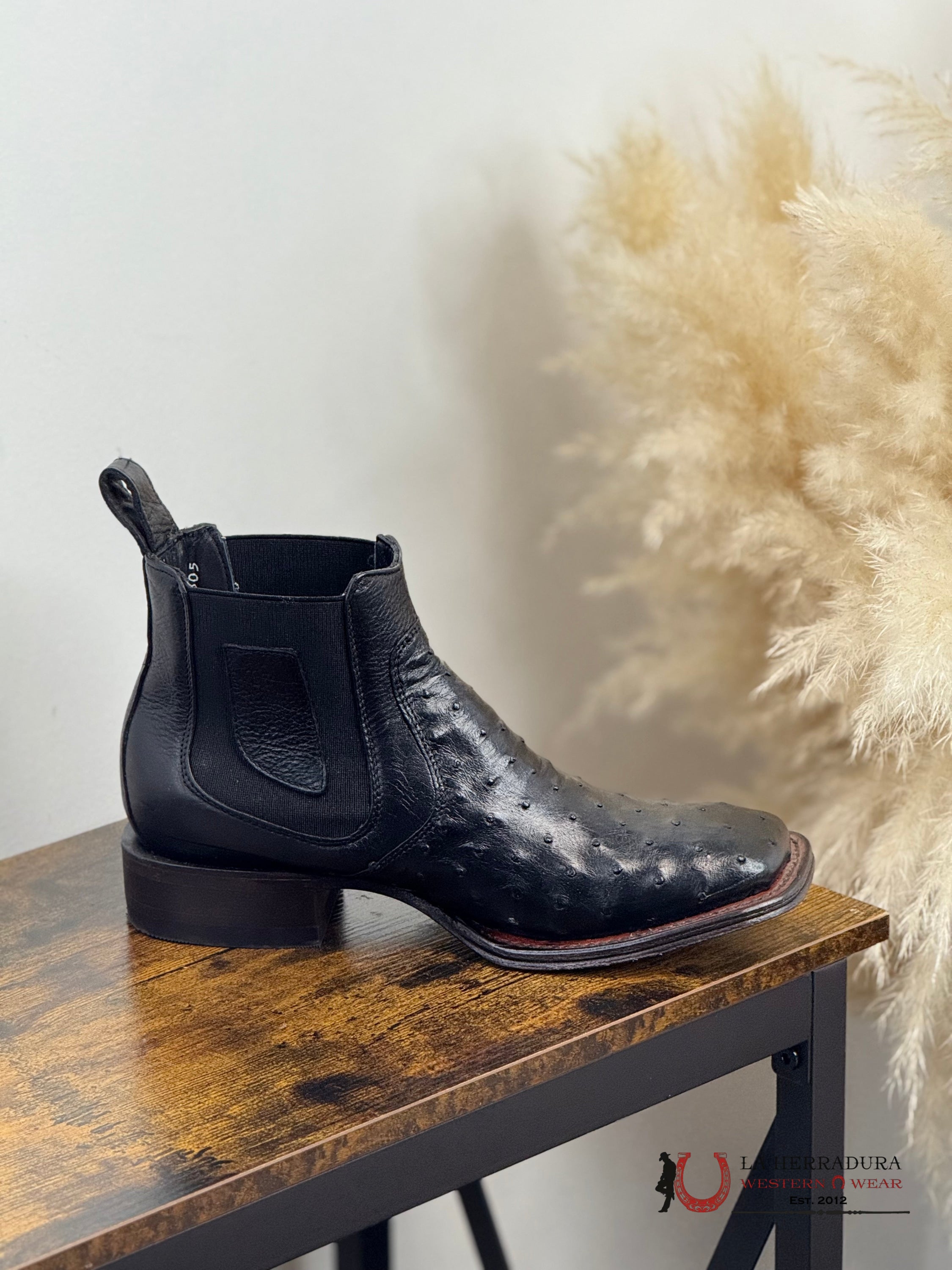 LOS ALTOS SHORT BOOT EXOTIC BLACK OSTRICH SQ. TOE -82BV0305 BOTAS HOMBRES