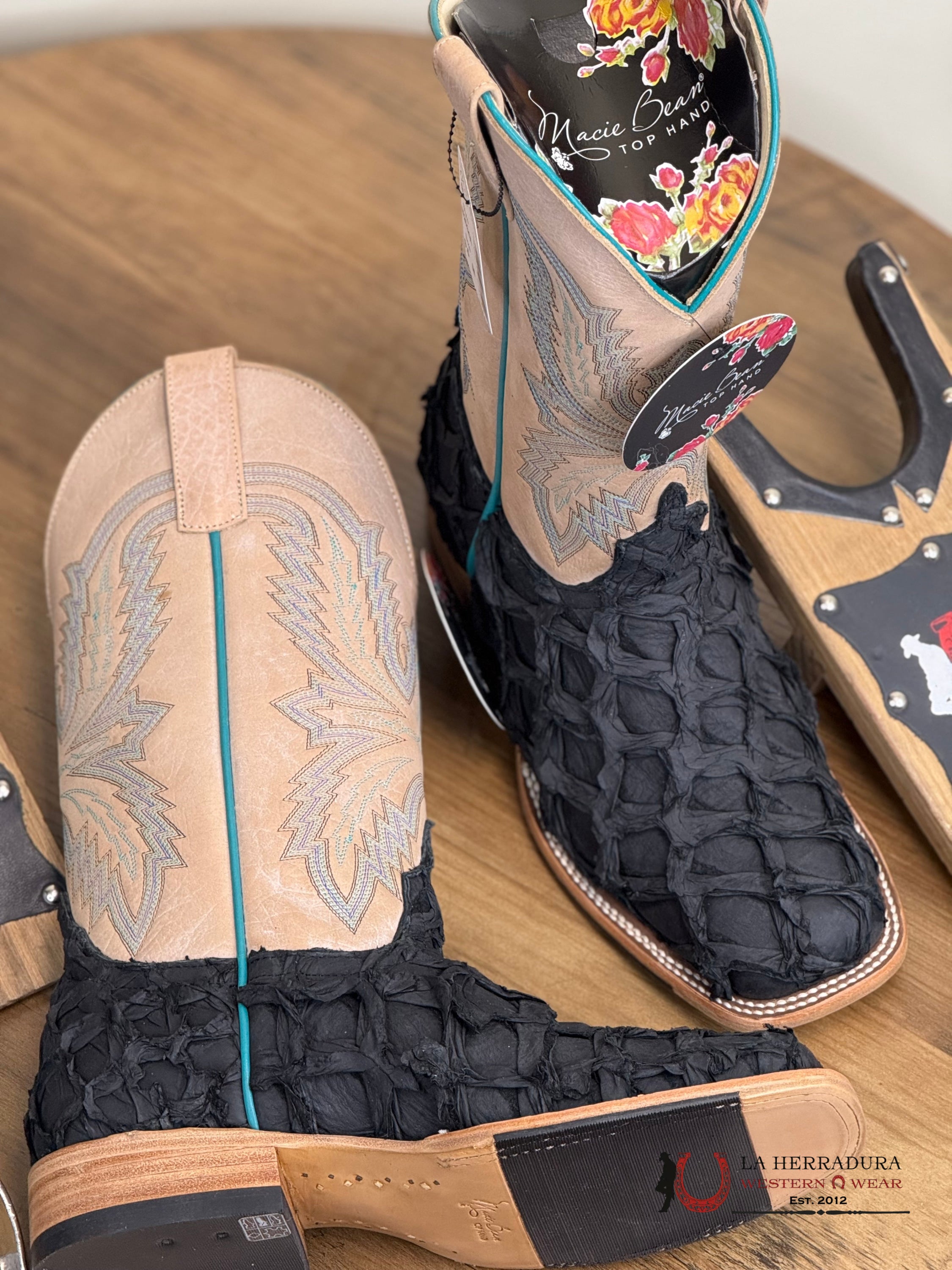 Macie Beans Black Matte Big Bass 12” Bleached Bone Botas Mujeres