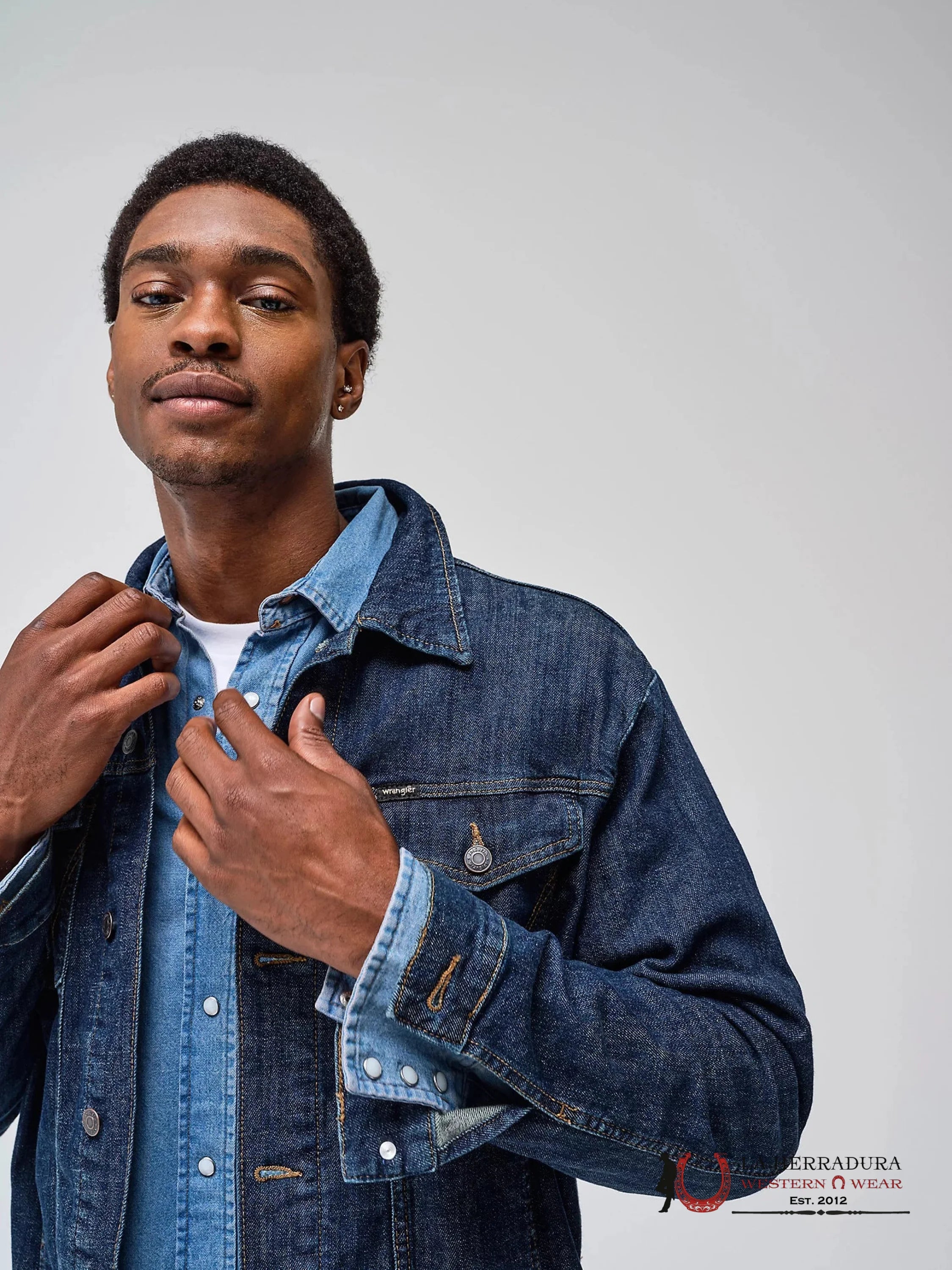 Men’s Wrangler® Classic Denim Trucker Jacket In Dark Wash Ropa Hombres