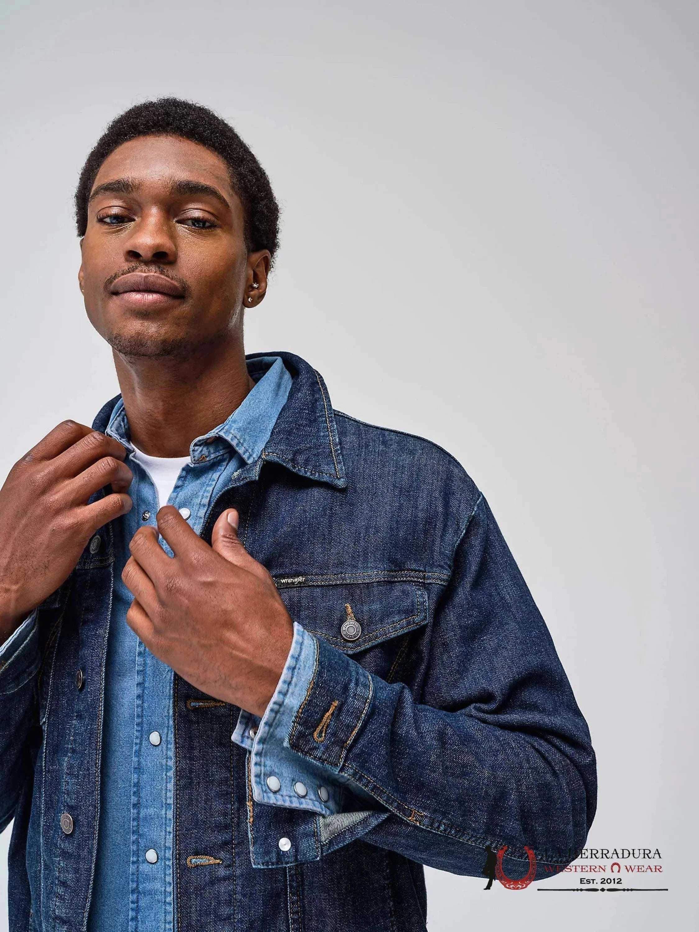 Men’s Wrangler® Classic Denim Trucker Jacket In Dark Wash Ropa Hombres