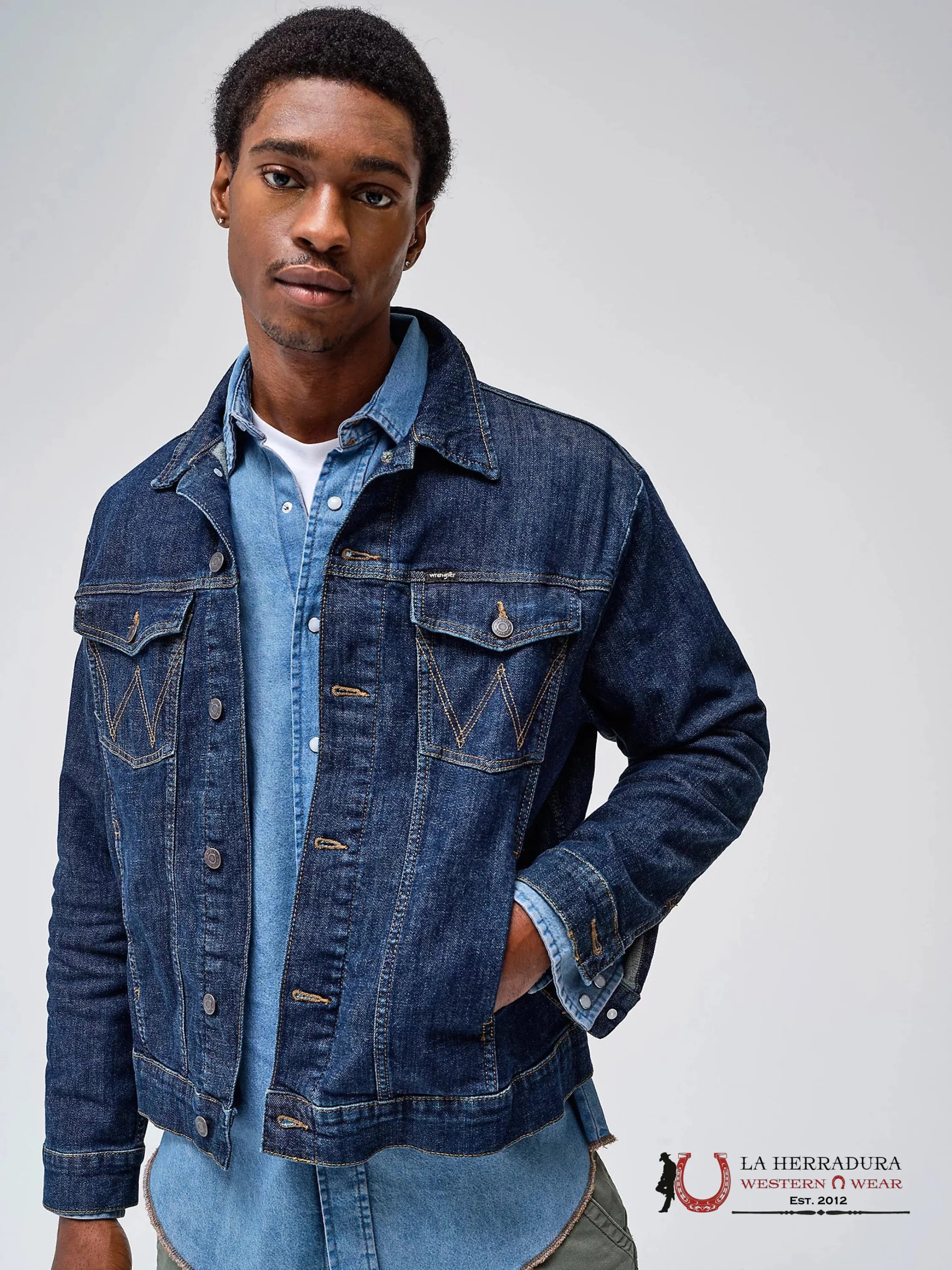 Men’s Wrangler® Classic Denim Trucker Jacket In Dark Wash Ropa Hombres