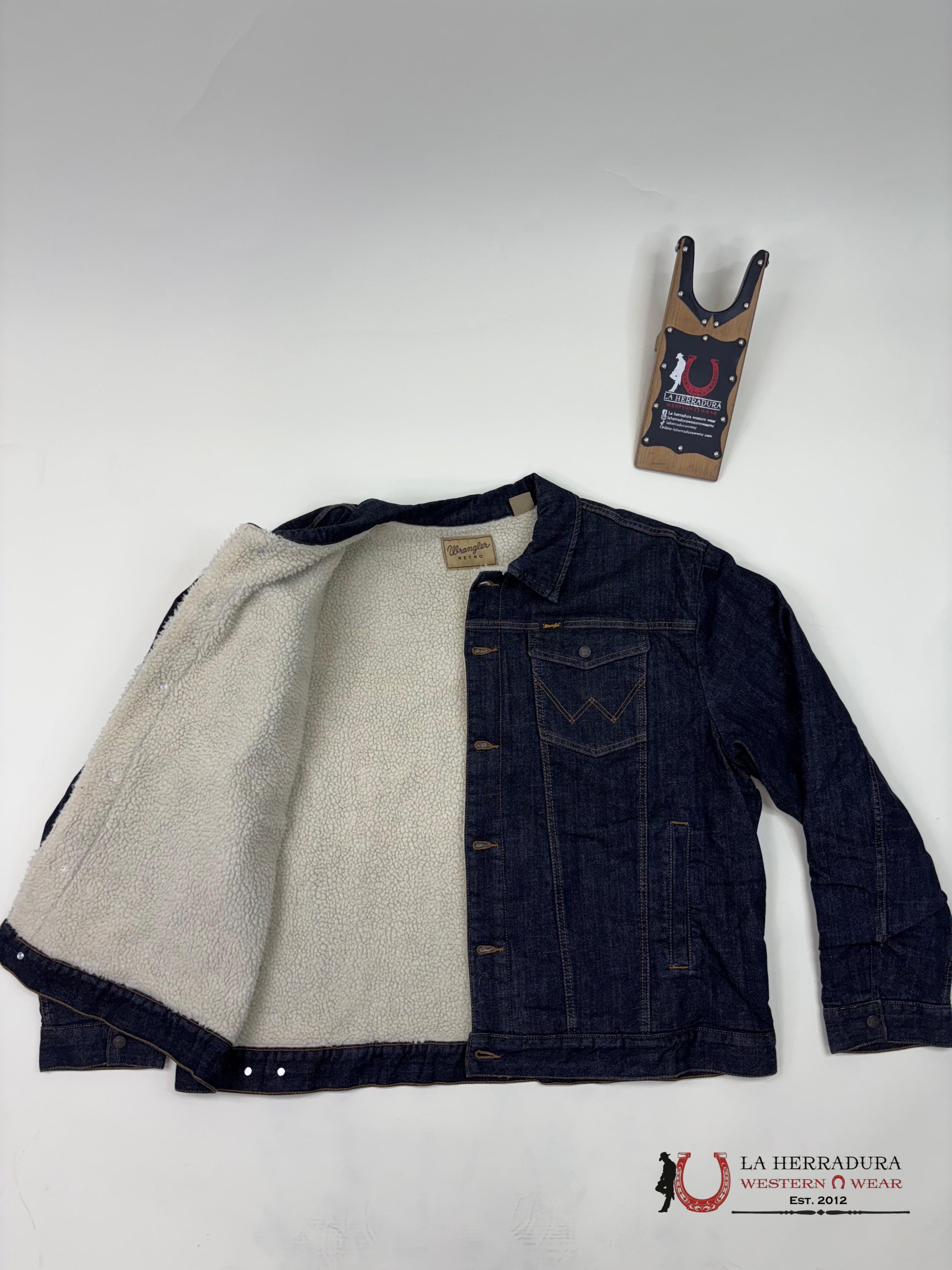 Men’s Wrangler® Classic Denim Trucker Jacket In Dark Wash Ropa Hombres