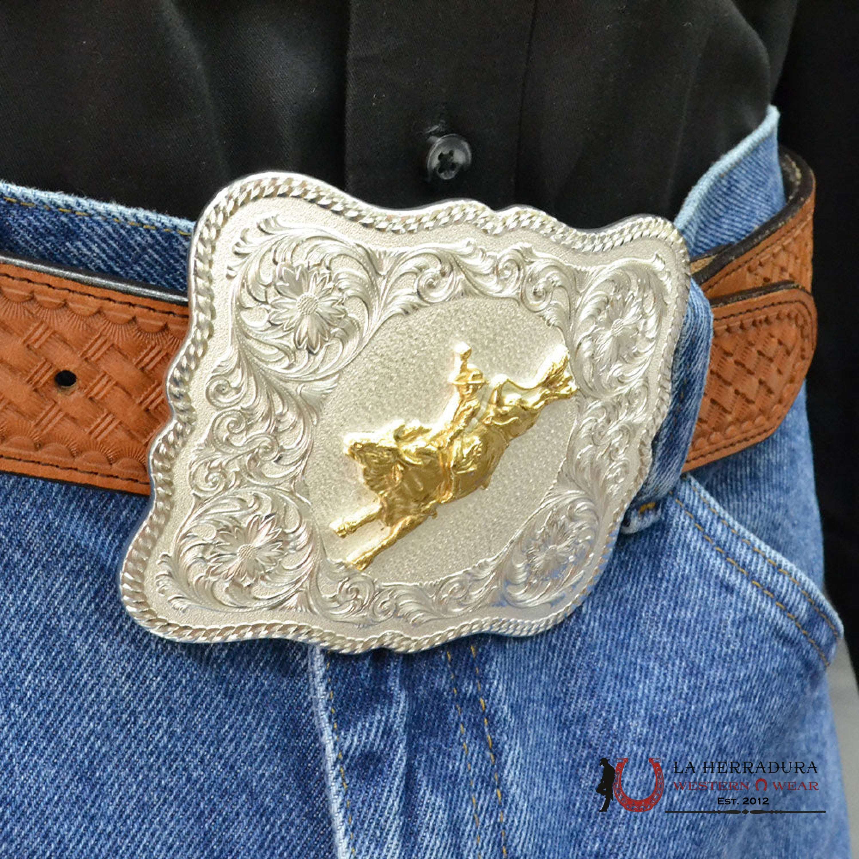 MONTANA SILVERSMITH SCALLOPED SILVER WESTERN BELT BUCKLE WITH BULL RIDER ACCESORIOS