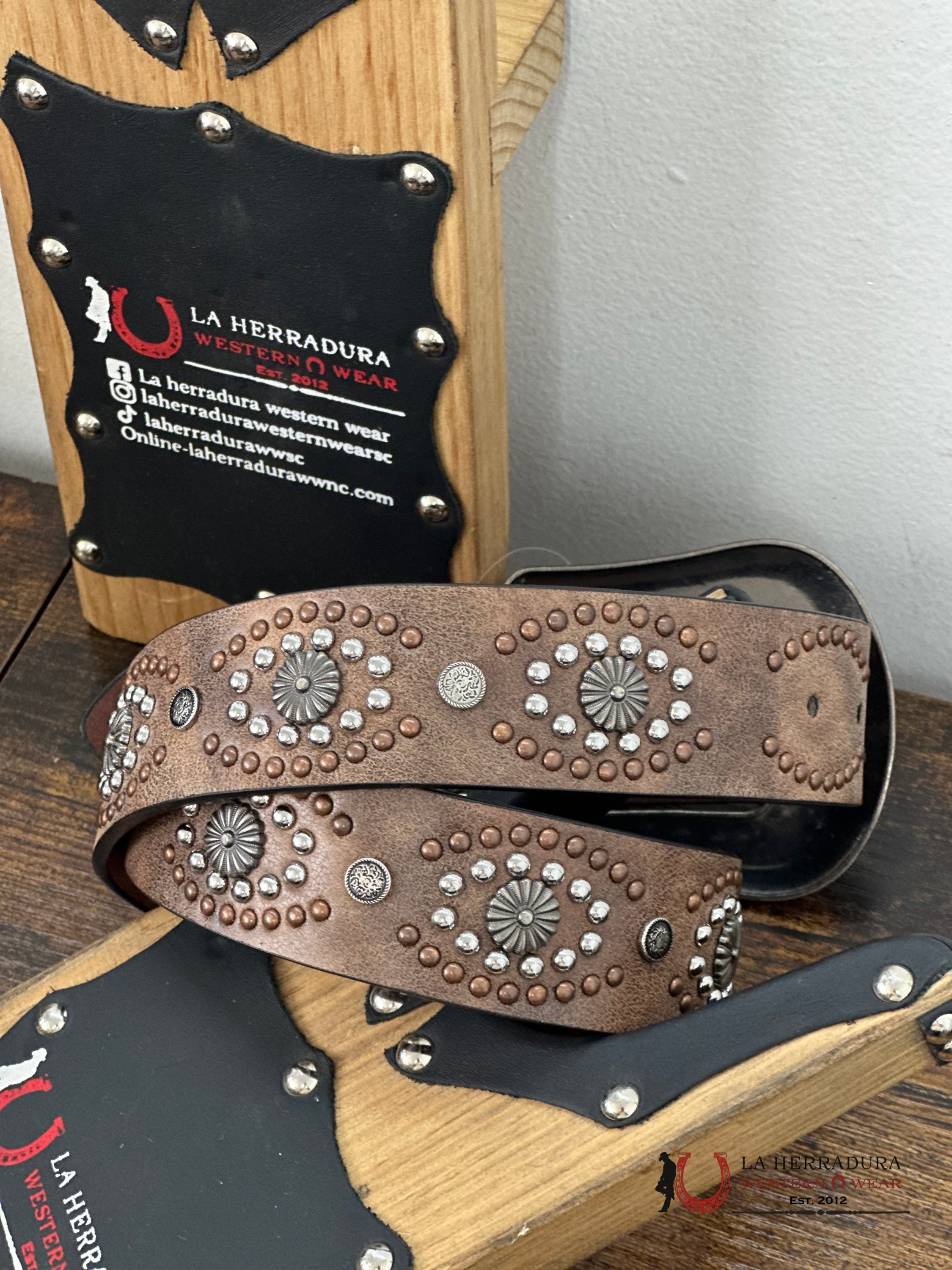 Nocona Brown Embellish Belt Cinturones Mujeres