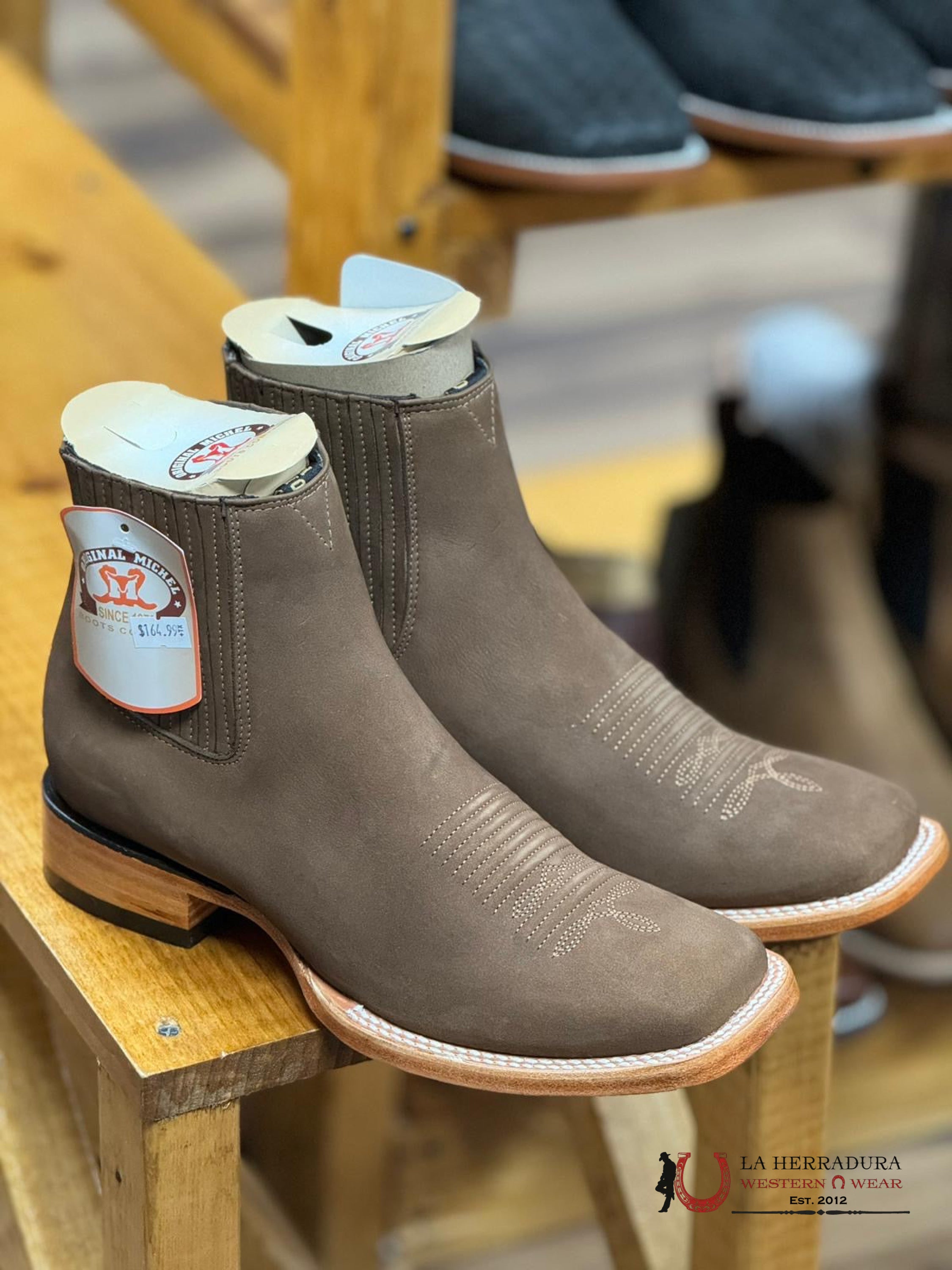 Original Michel Nobuck Taupe Square Toe Short Boot Botas Hombres