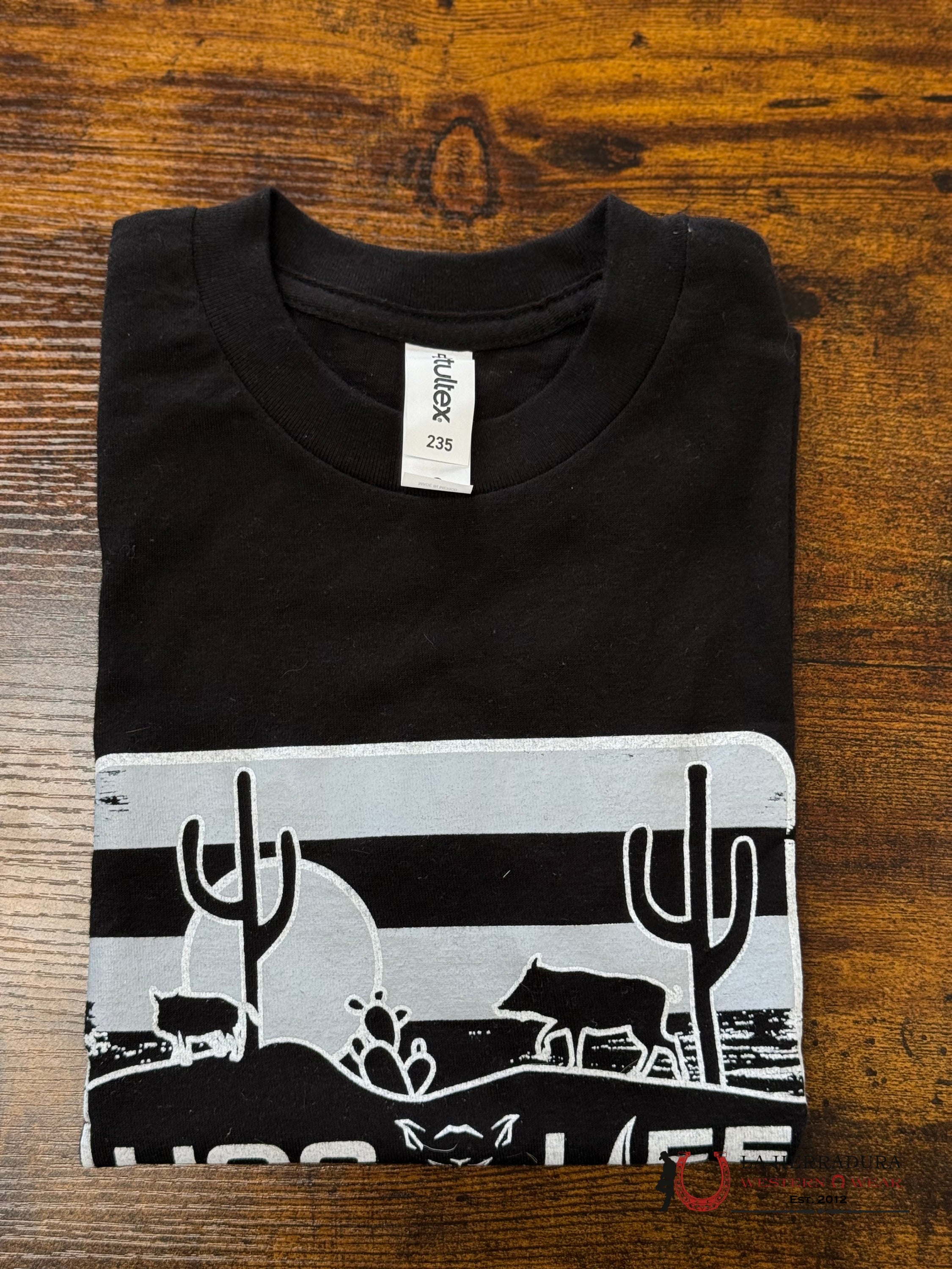 OUTDOOR CREW KIDS TEE - HOGLIFE BLACK SHADE OF GREY NIÑOS