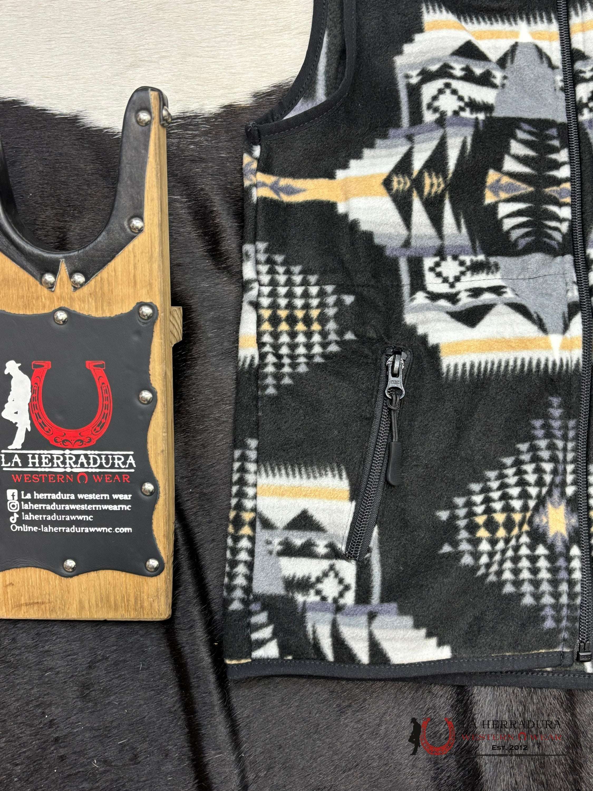 Panhandle Black Aztec Printed Fleece Vest Niños