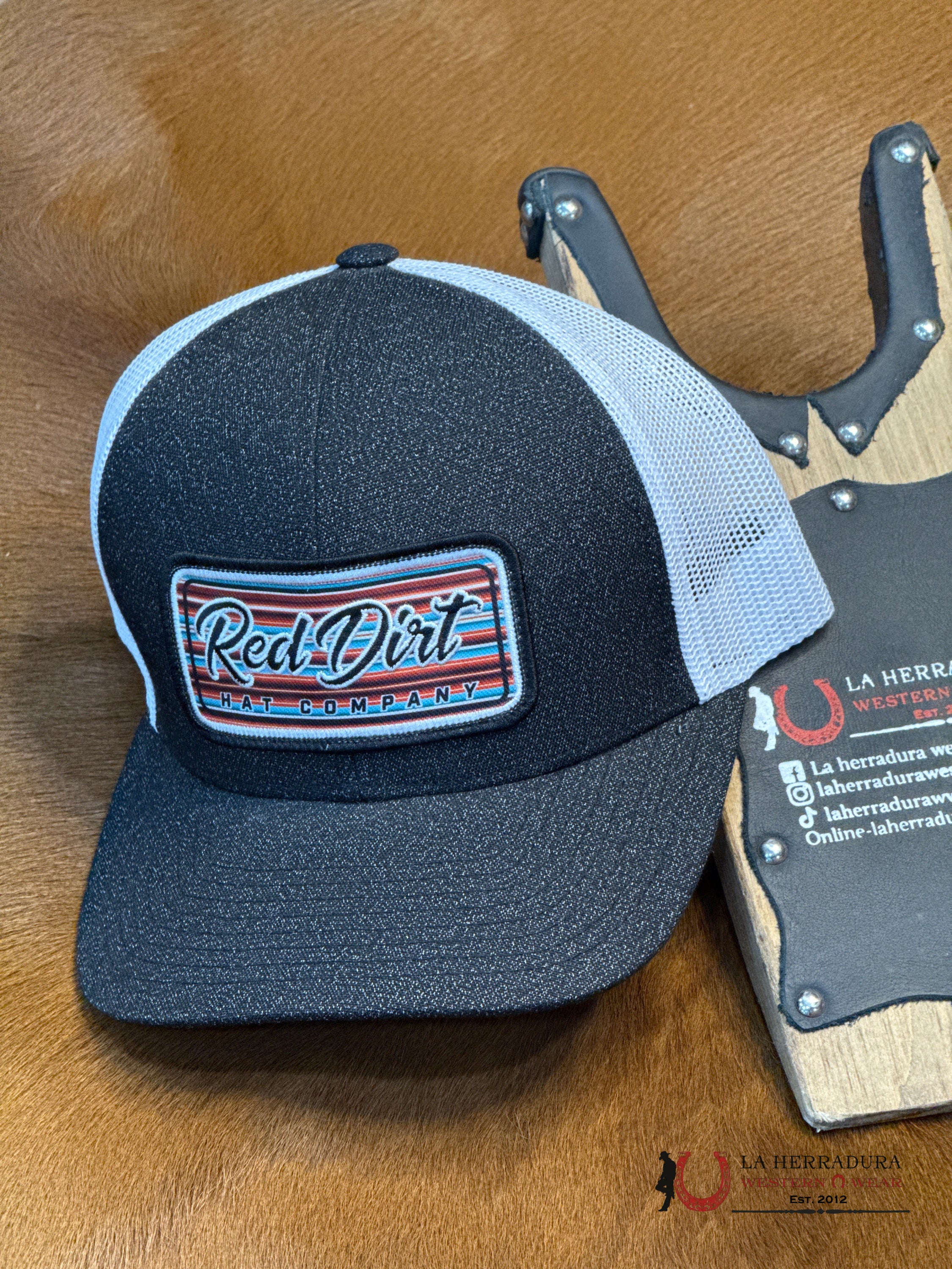 RED DIRT BLACK AND WHITE CAPS MENS GORRAS HOMBRES