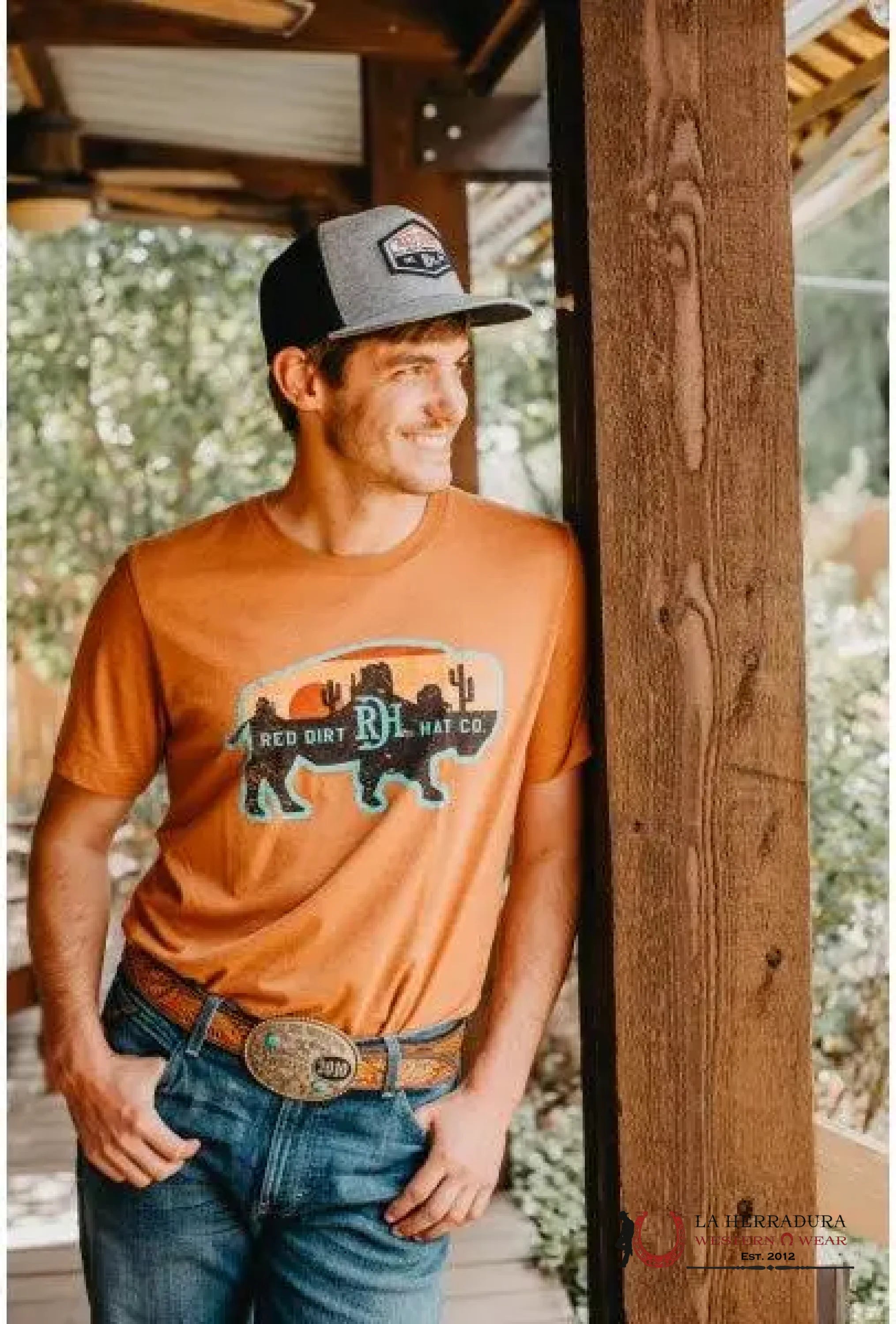 RED DIRT HAT CO. -BILLBOARD TSHIRT CM1992000HAU0A1 ROPA HOMBRES