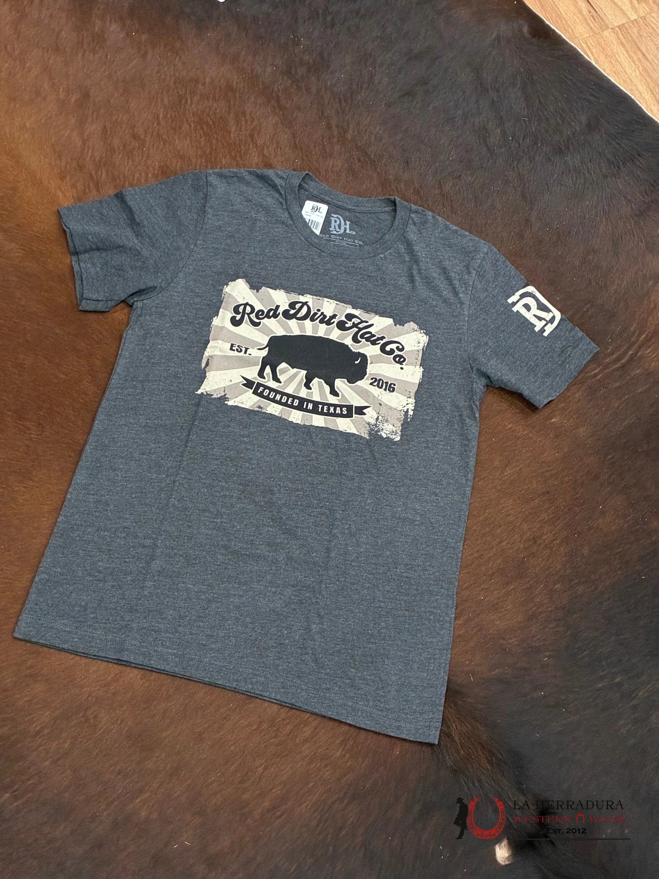 RED DIRT HAT CO. -BUFFALO FOUNDED ROPA HOMBRES