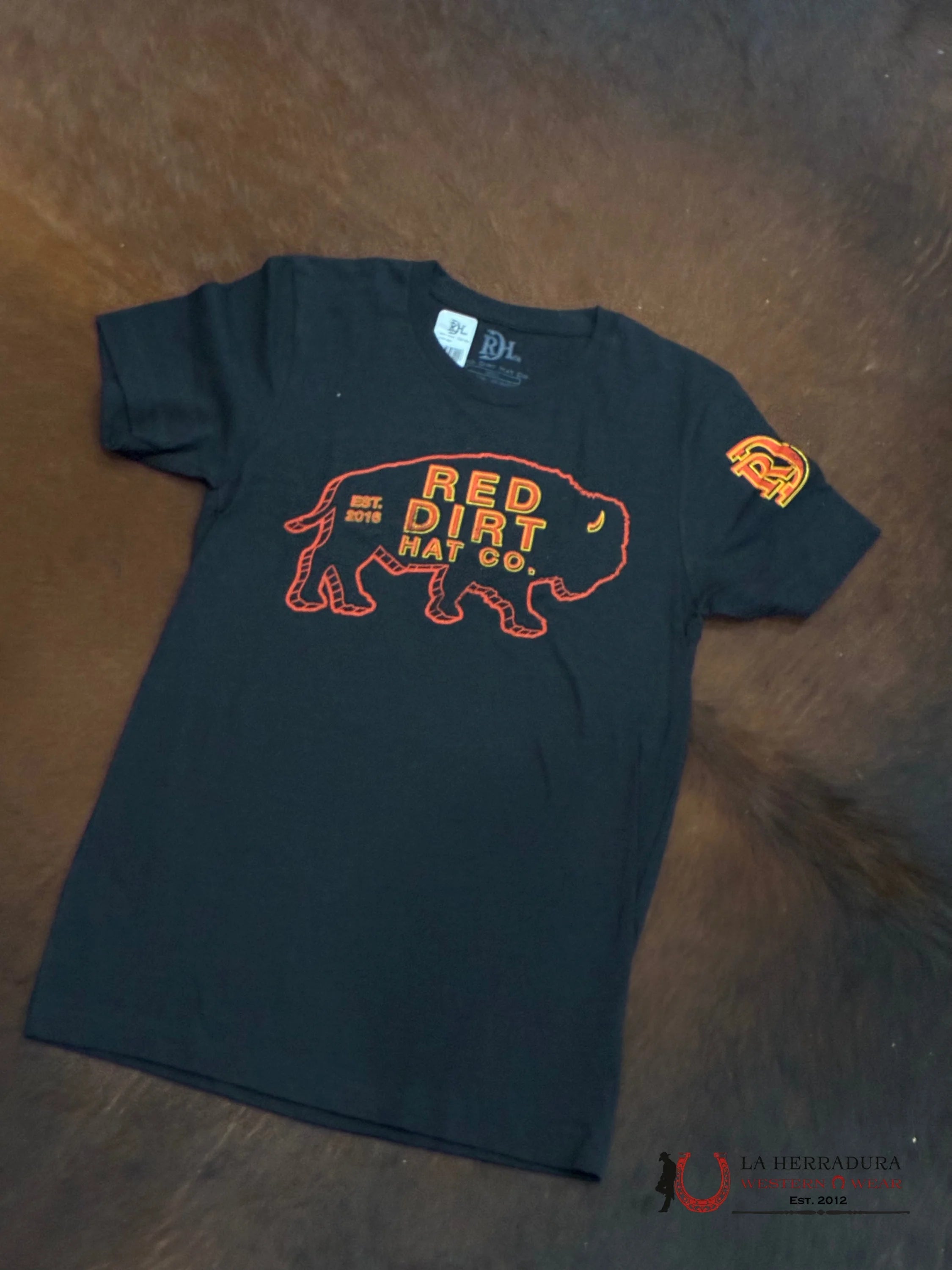 RED DIRT HAT CO. -NEON SIGN TSHIRT ROPA HOMBRES