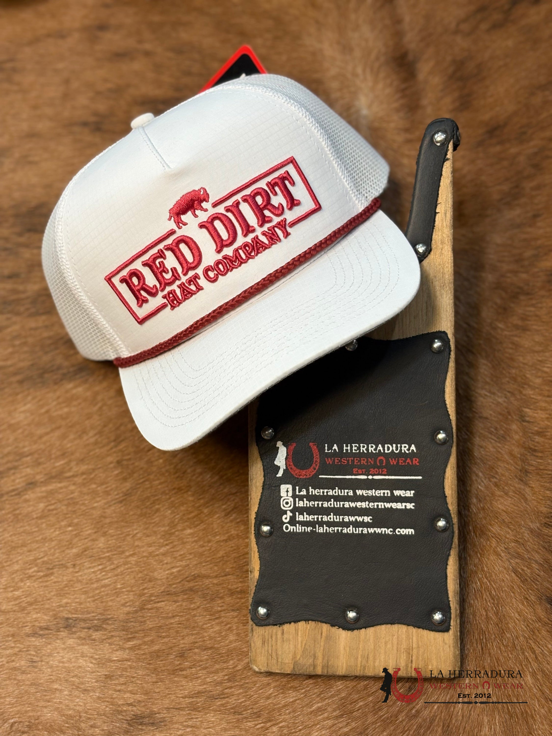 RED DIRT WHITE AND RED CAPS MENS GORRAS HOMBRES