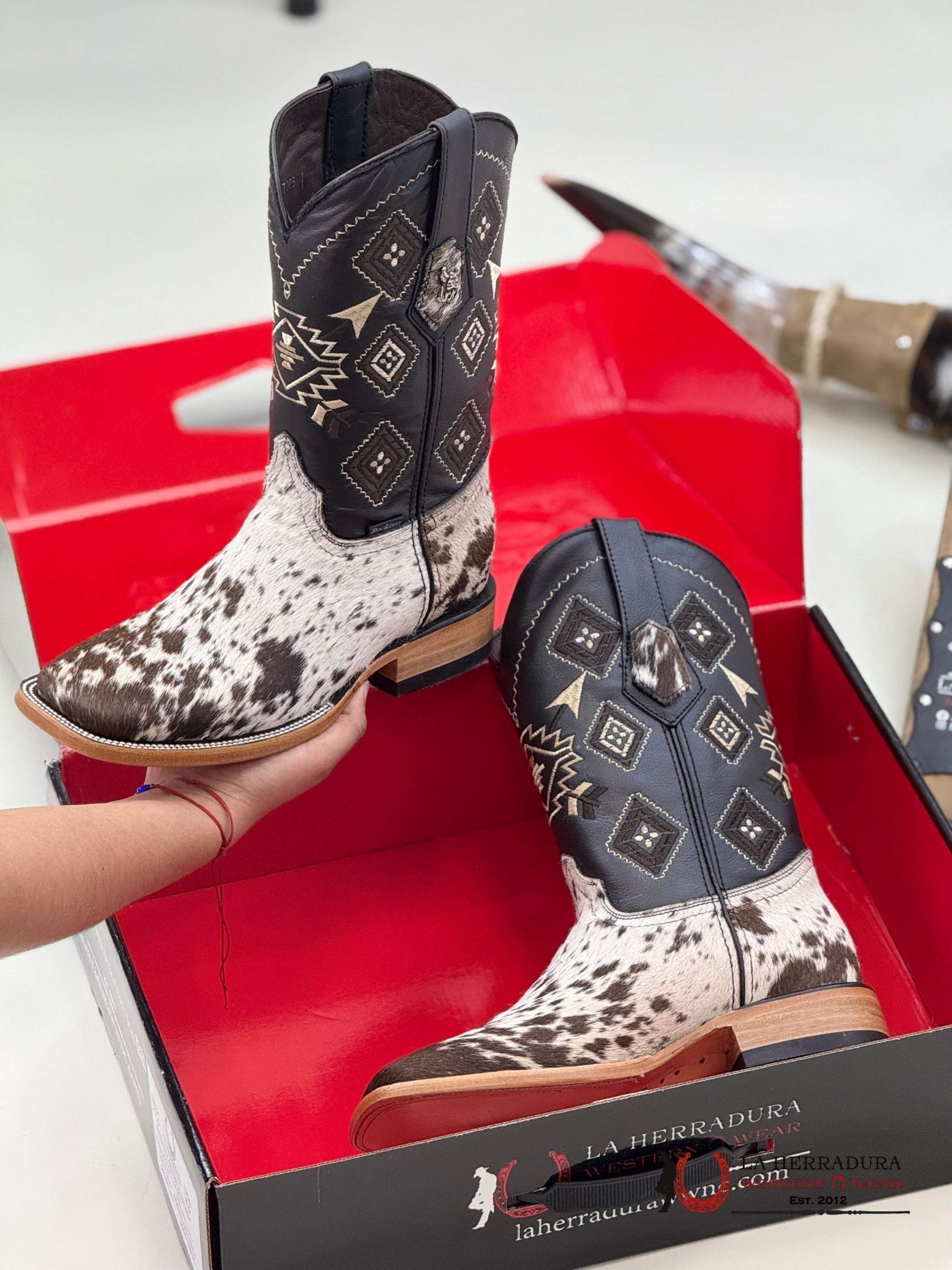 ROCKEM EST. AZTECA COWHIDE BROWN AND WHITE SQ. TOE BOOT (EVERY PAIR IS UNIQUE) BOTAS HOMBRES