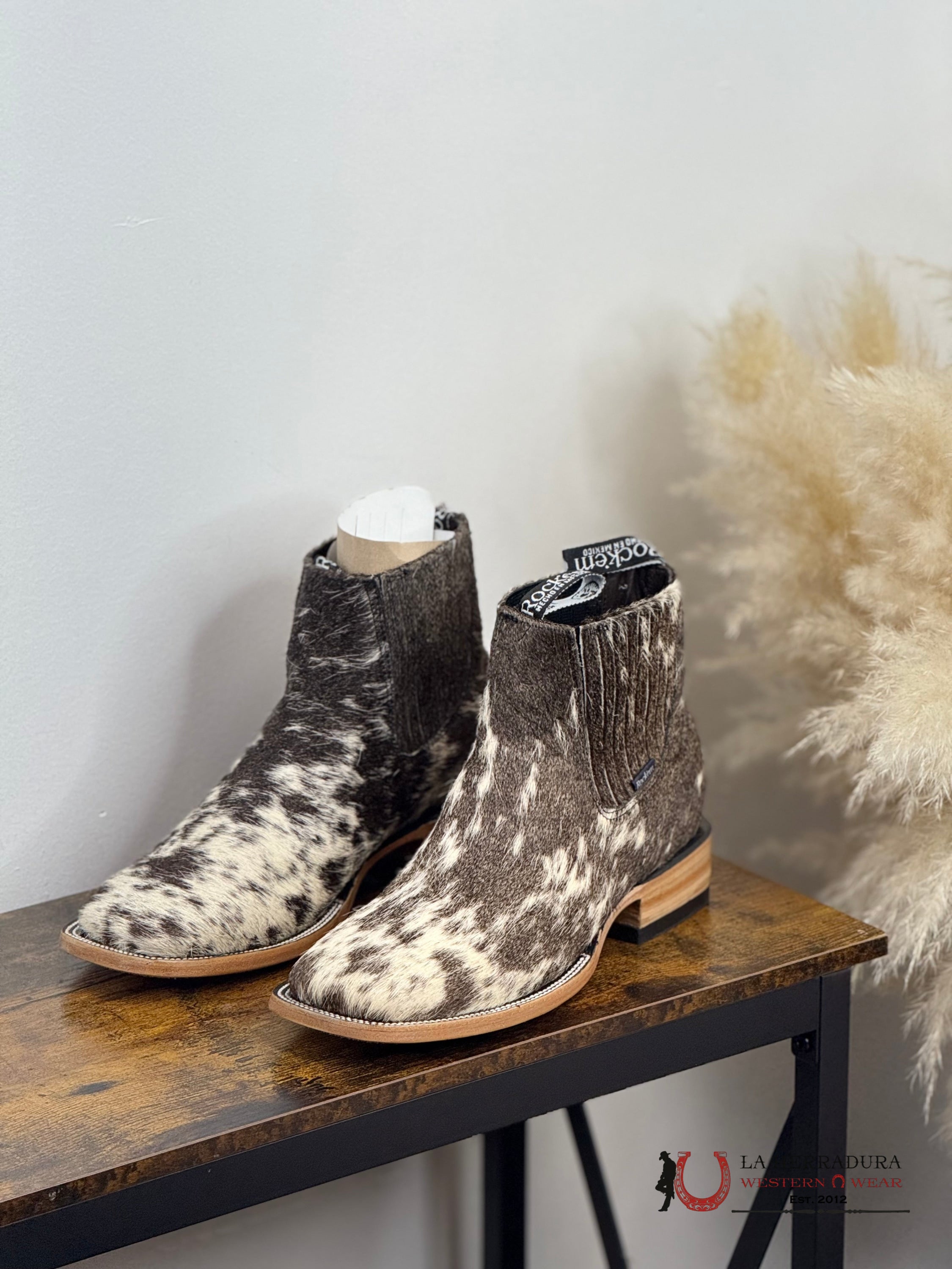 ROCK’EM MENS SHORT BOOT COW HIDE BROWN AND WHITE SQ. TOE (EACH PAIR IS UNIQUE) BOTAS HOMBRES