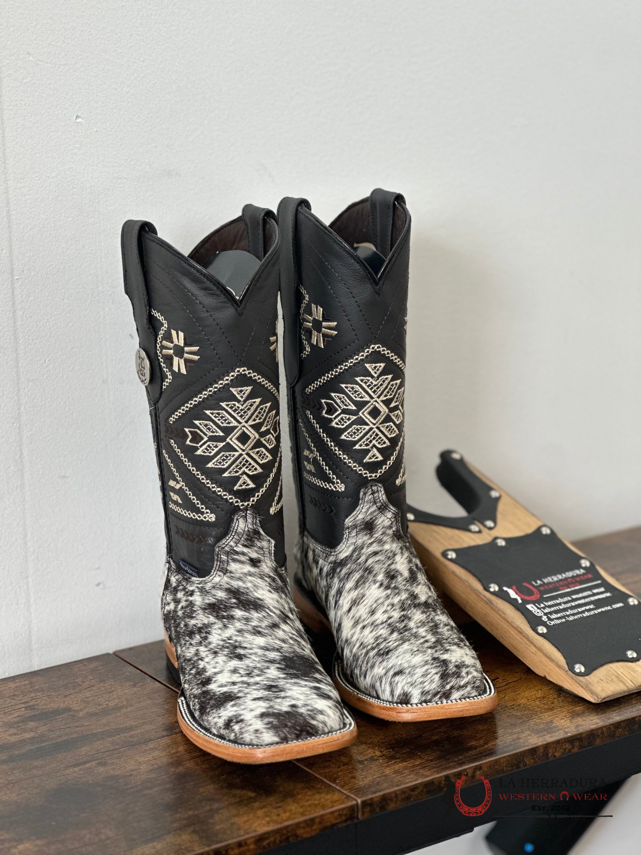 Womens Est Aztec Lady Black & White Cowhide Boot Botas Mujeres