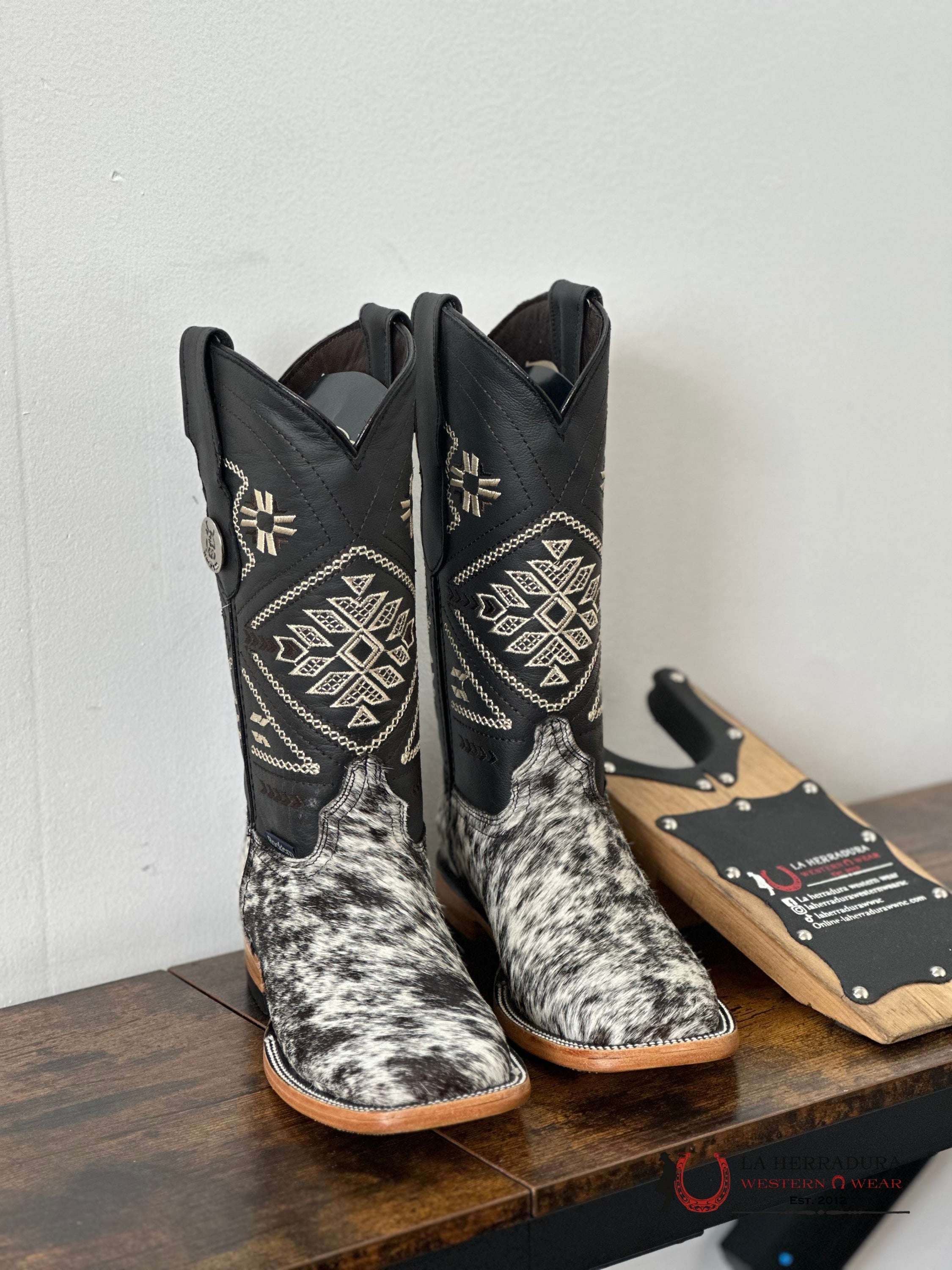Womens Est Aztec Lady Black & White Cowhide Boot Botas Mujeres