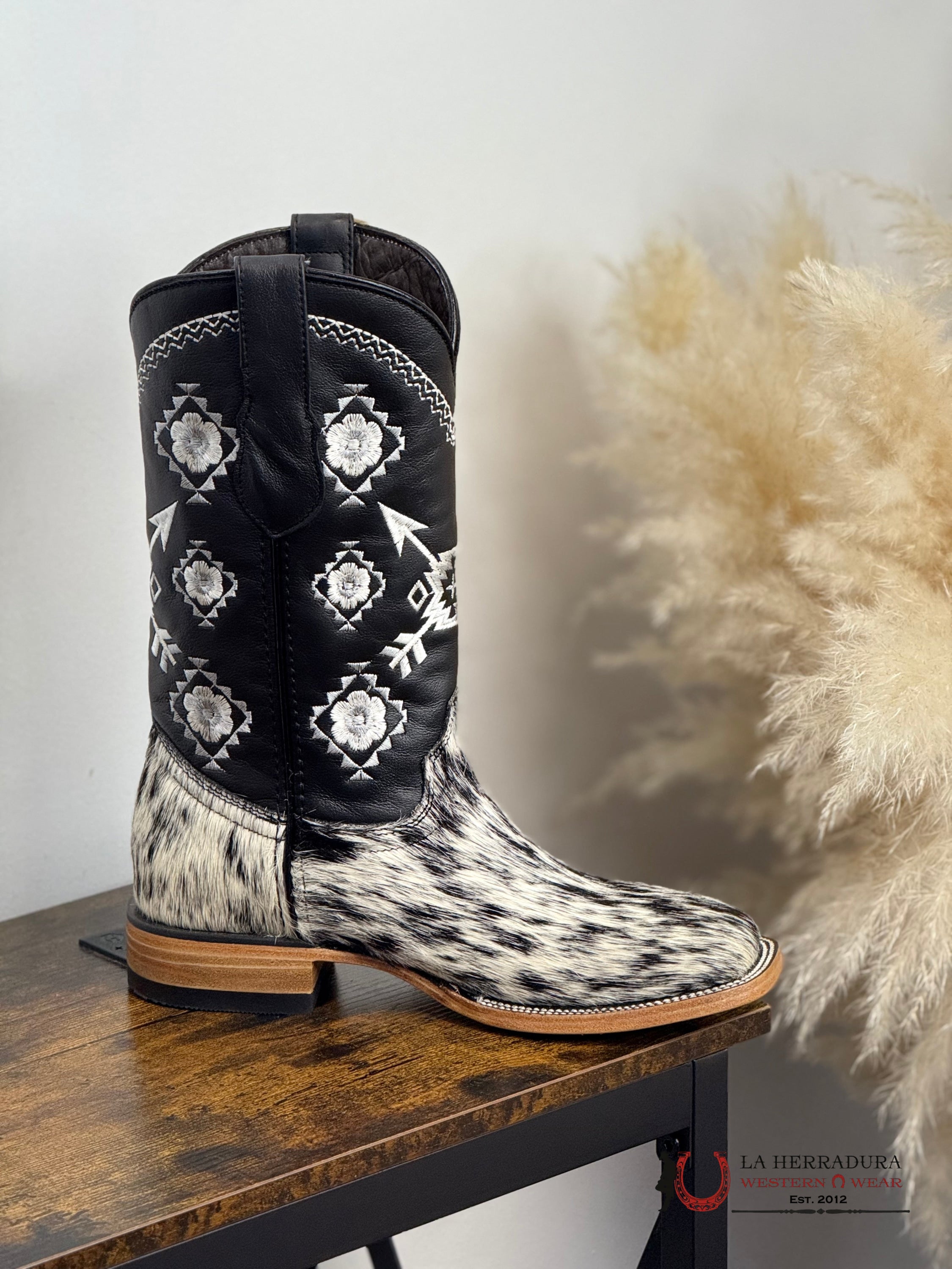 ROCKEM WOMENS COWHIDE BLACK/WHITE AZTECA FLOWER TUBE AND HEART EMBLEM SQ. TOE BOOT BOTAS MUJERES
