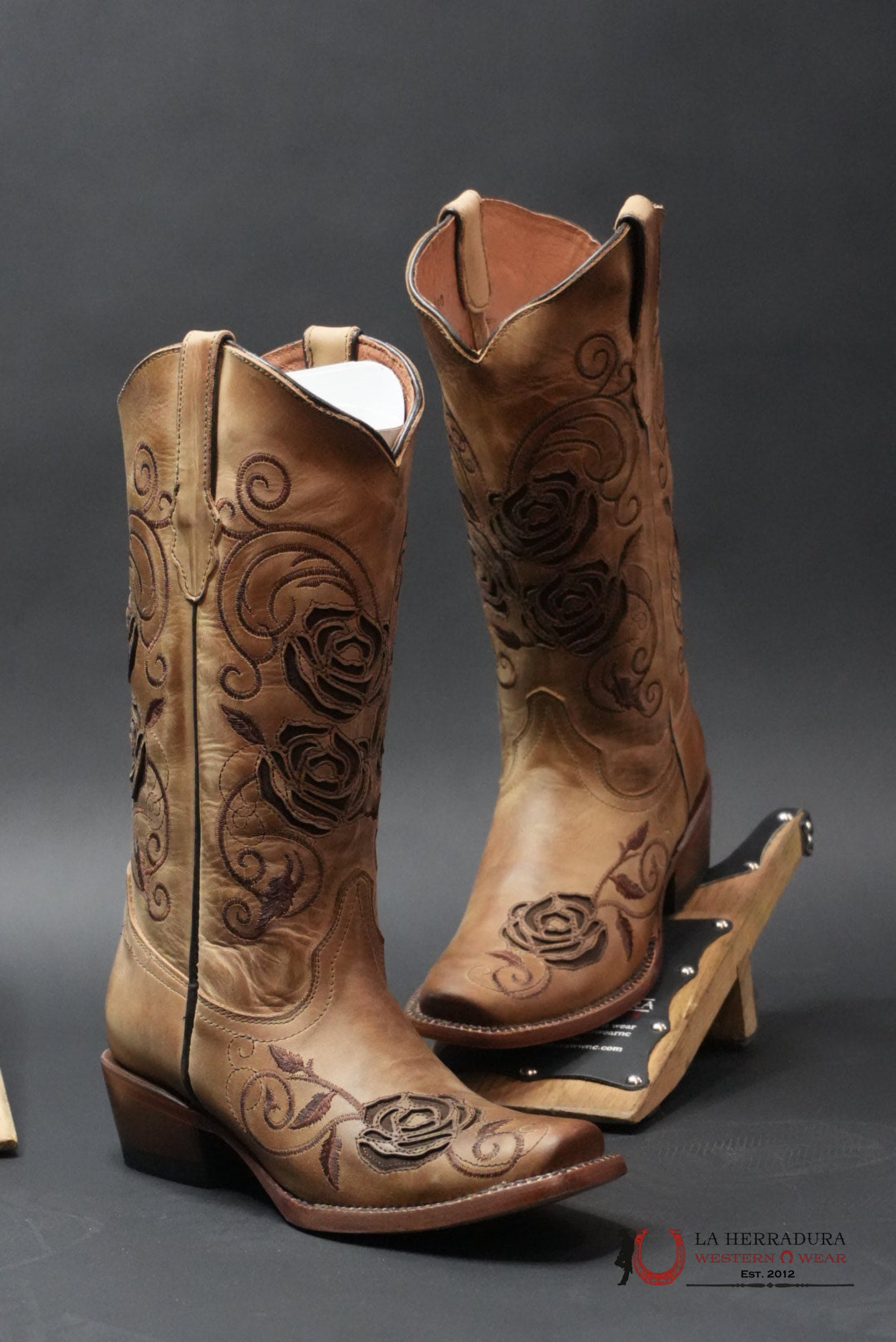 TANNER MARK WOMEN’S MCALLEN SAND WITH BROWN ROSES INLAY BOTAS MUJERES